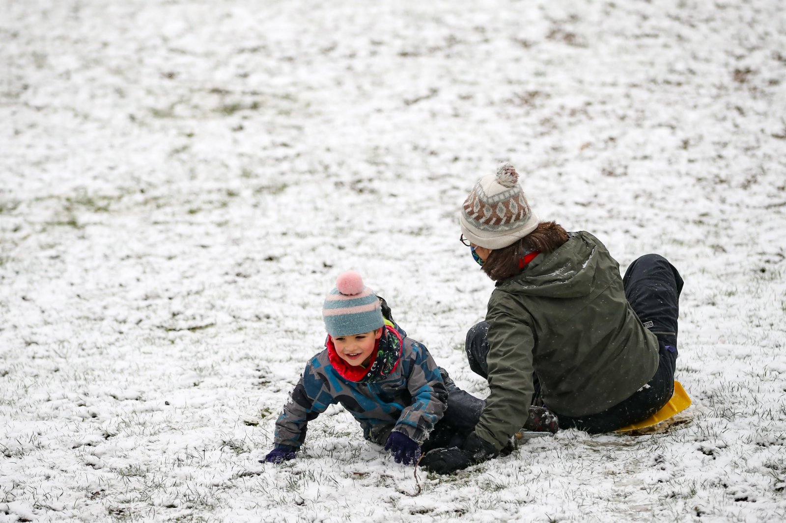 人們在比利時布魯塞爾的五十週年紀念公園玩雪。