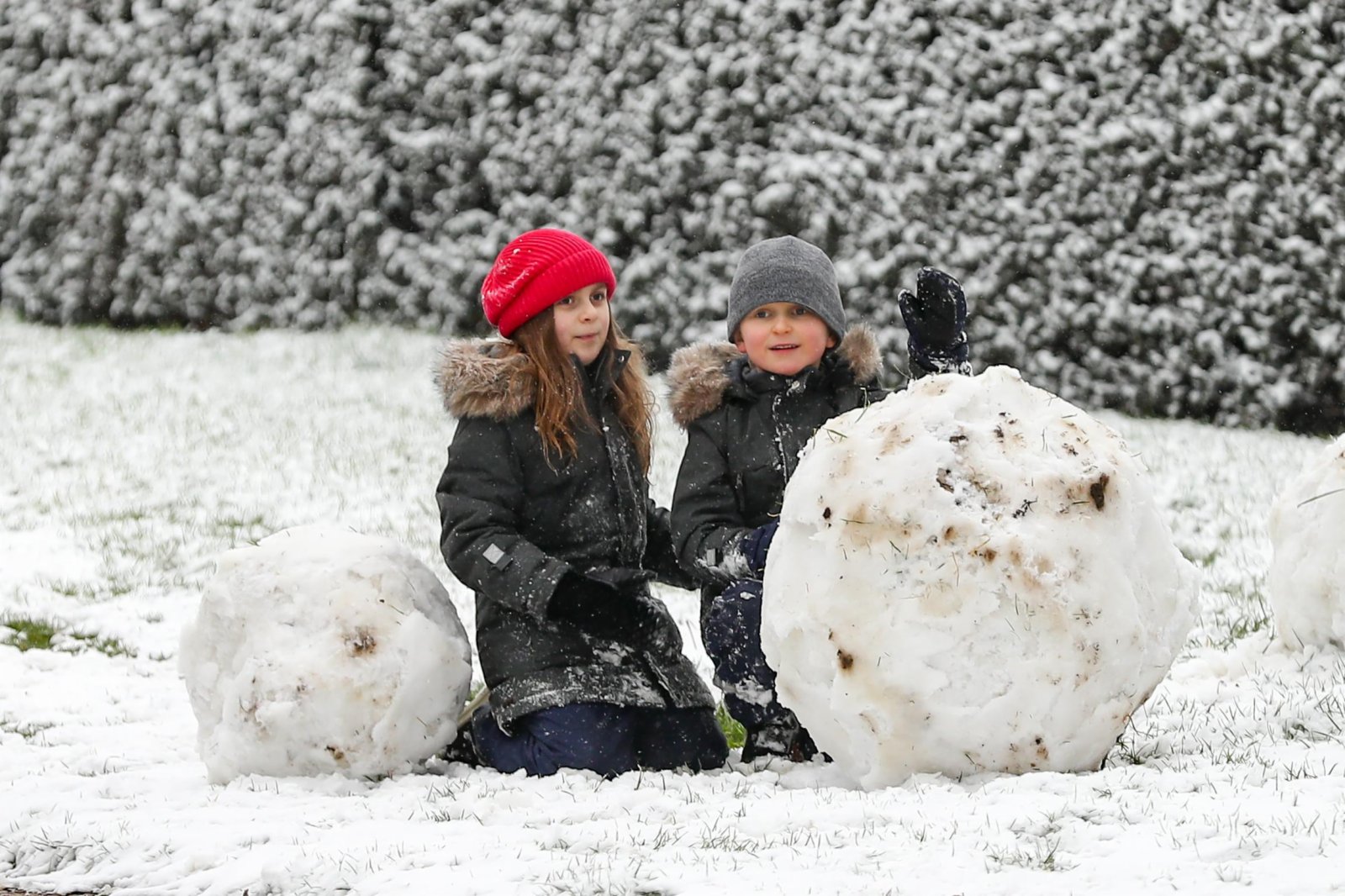 孩子們在比利時布魯塞爾的五十週年紀念公園玩雪。