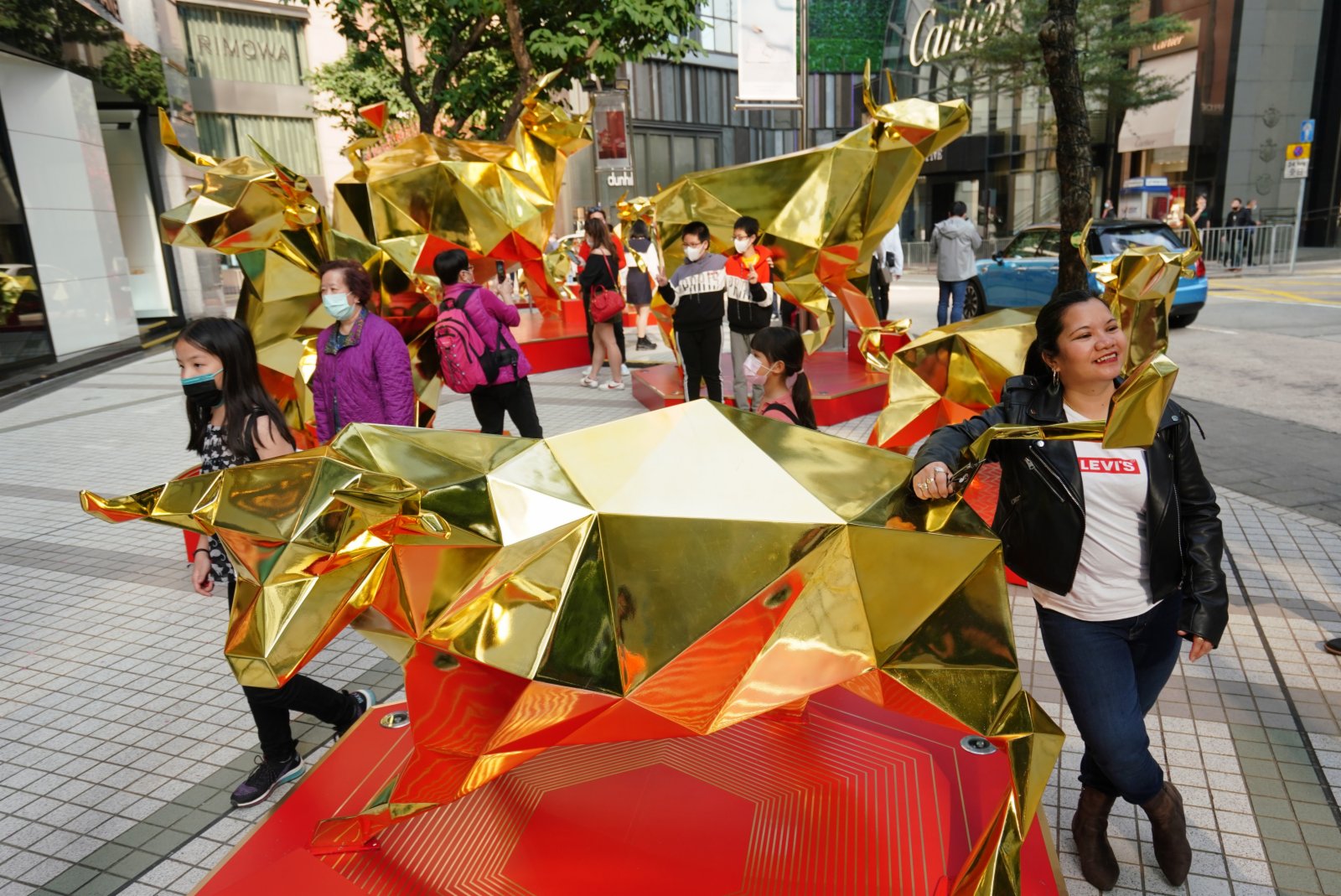 銅鑼灣街頭的「金牛呈祥」裝置吸引眾多市民拍照留念。 