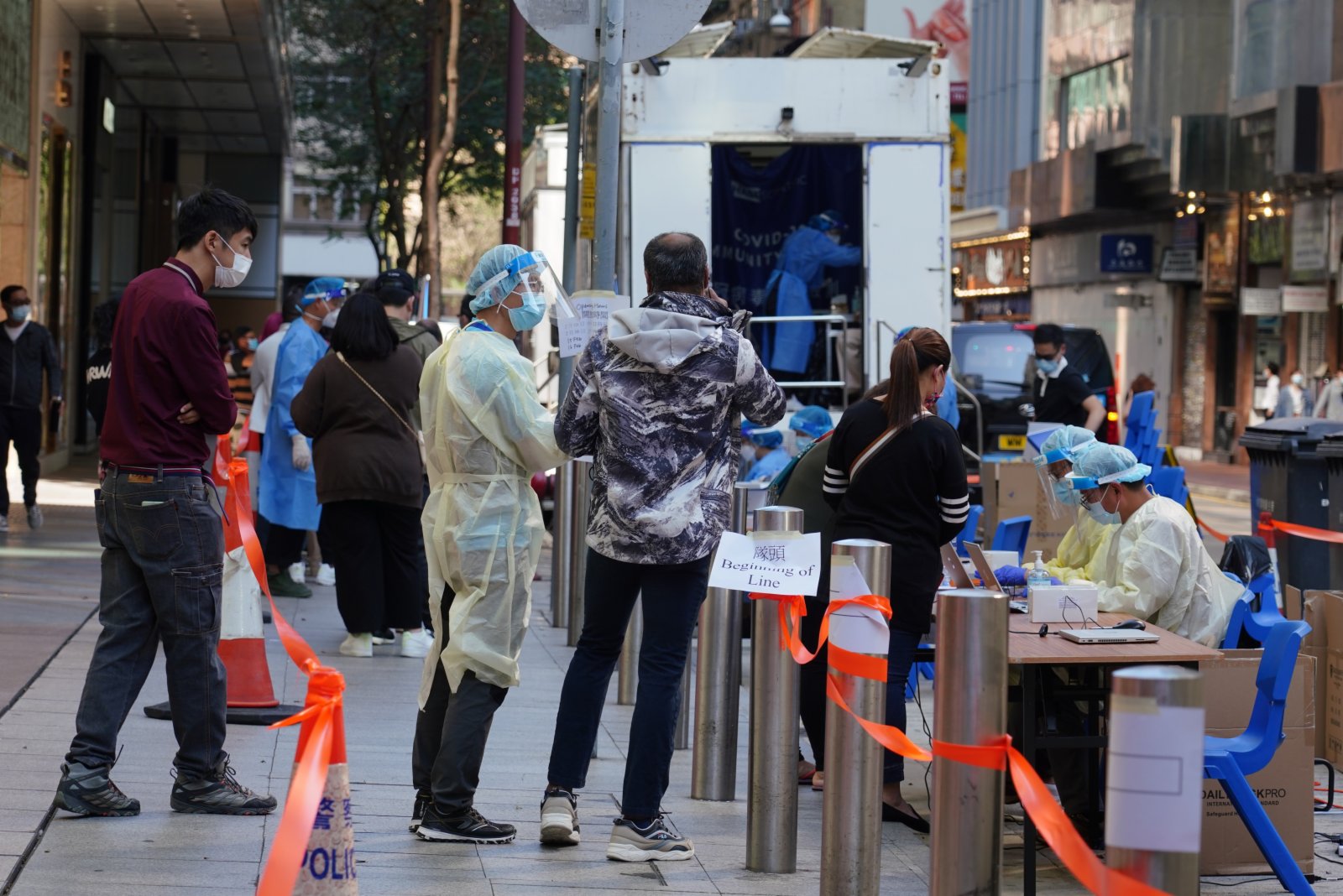 大年初四，眾多華源大廈居民來到香港尖沙嘴麼地道的臨時採樣站參加新冠病毒強制檢測。春節假期，香港每天有大廈被列入強制檢測公告，其中包括尖沙嘴華源大廈，大廈居民須在規定時間內接受強制檢測。 