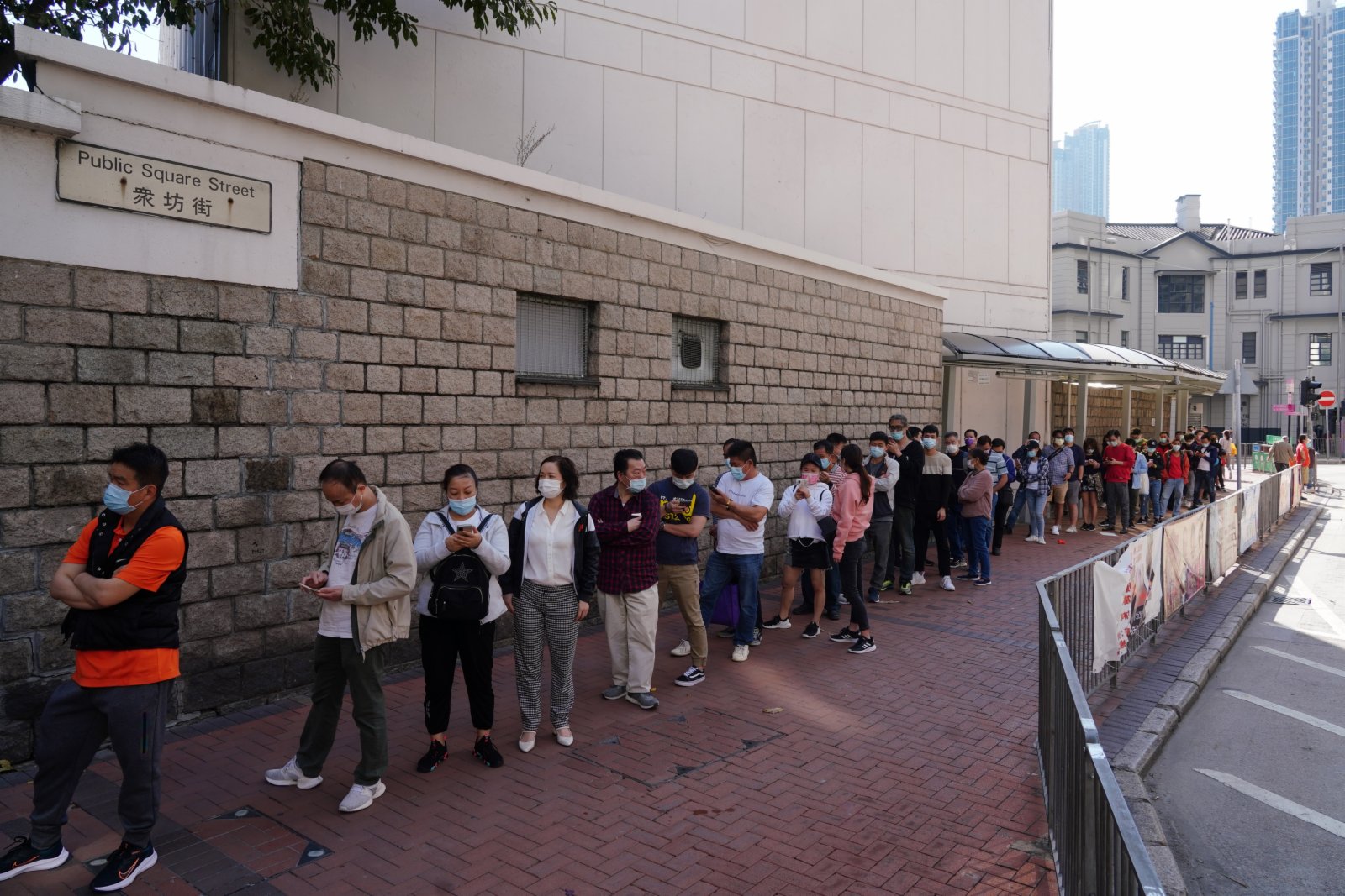 圖為油麻地社區檢測中心門外的隊伍足有上百米長。