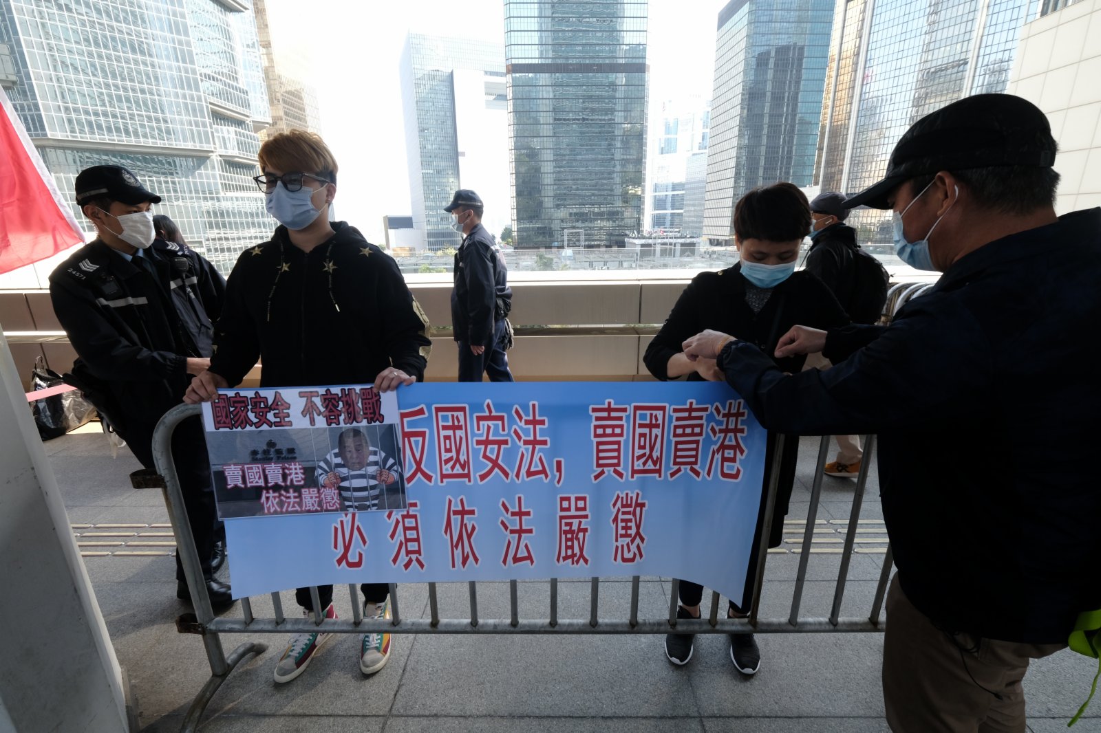 數批市民到高等法院請願，譴責黎智英違反國安法。（香港文匯報記者陳大文攝）