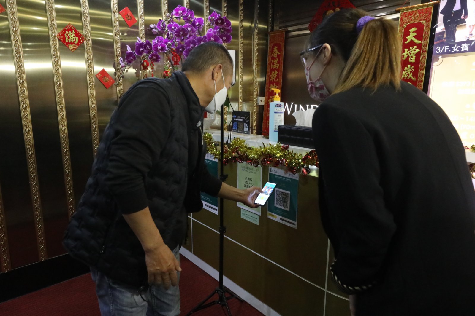 圖為社交距離措施放寬後,水療公司再次開業。(香港文匯報記者萬霜靈攝) 圖為社交距離措施放寬後,水療公司再次開業。(香港文匯報記者萬霜靈攝)