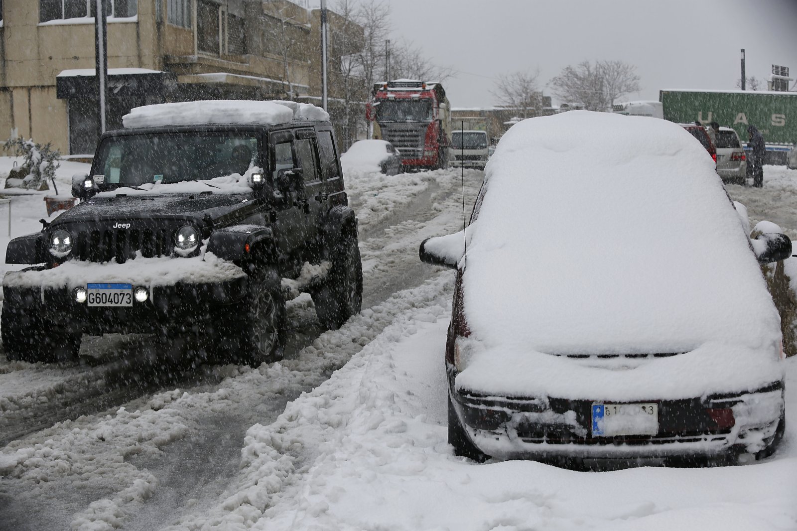 2月17日，暴風雪襲擊黎巴嫩部分地區，對當地交通造成較大影響。（新華社）