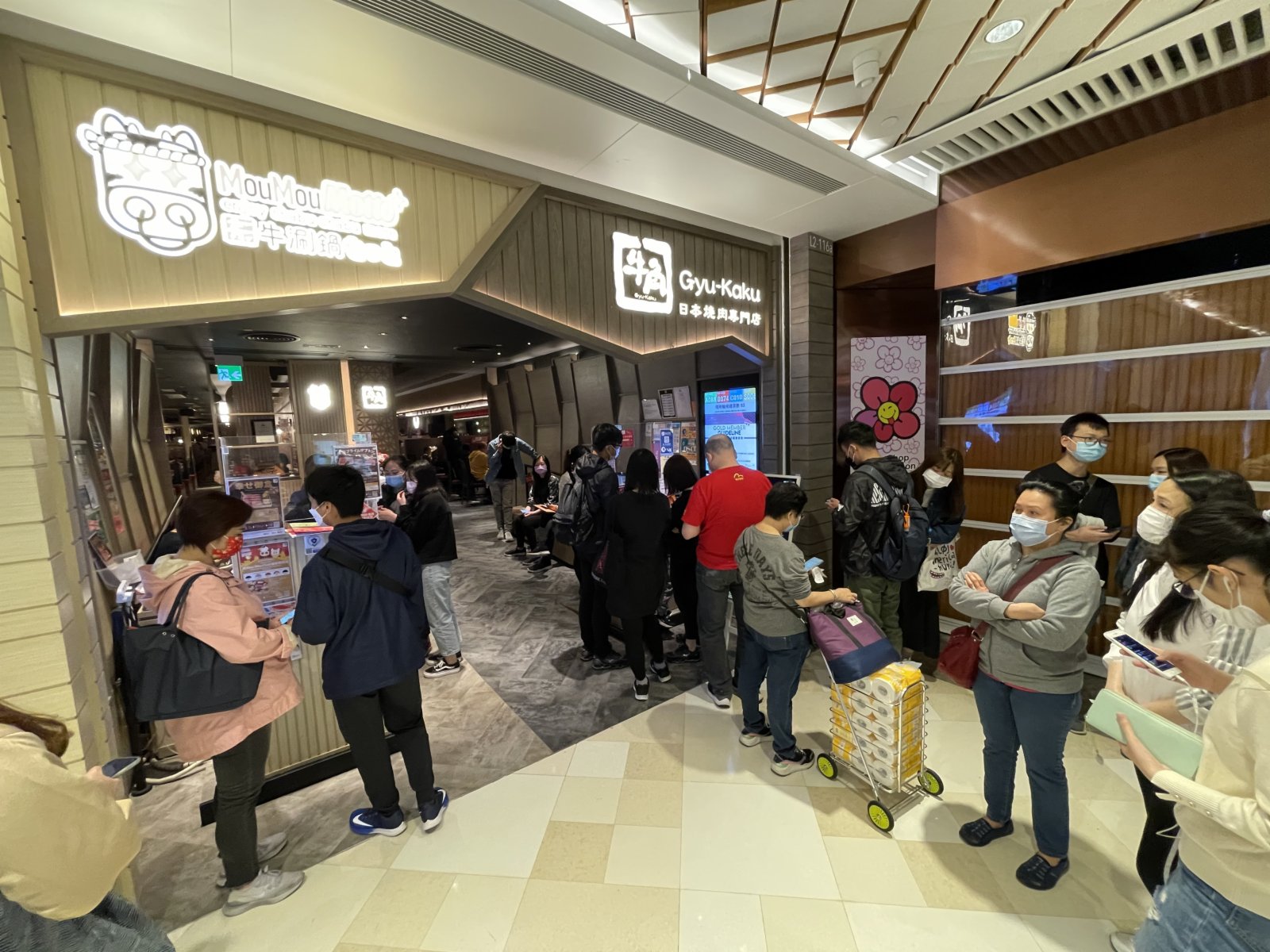 晚市堂食重啟，市民須掃安心出行二維碼或登記資料進入食肆，在商場部分食肆都有張貼安心出行二維碼，旁有工作人員幫助市民進行登記。（大公文匯全媒體記者李湃豐 攝）