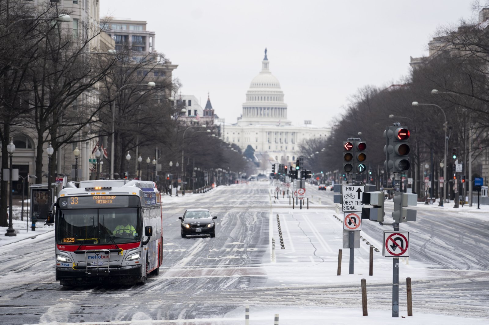 2月18日，車輛在美國華盛頓積雪的路面上行駛。當日，美國部分地區遭遇風雪天氣。（新華社）