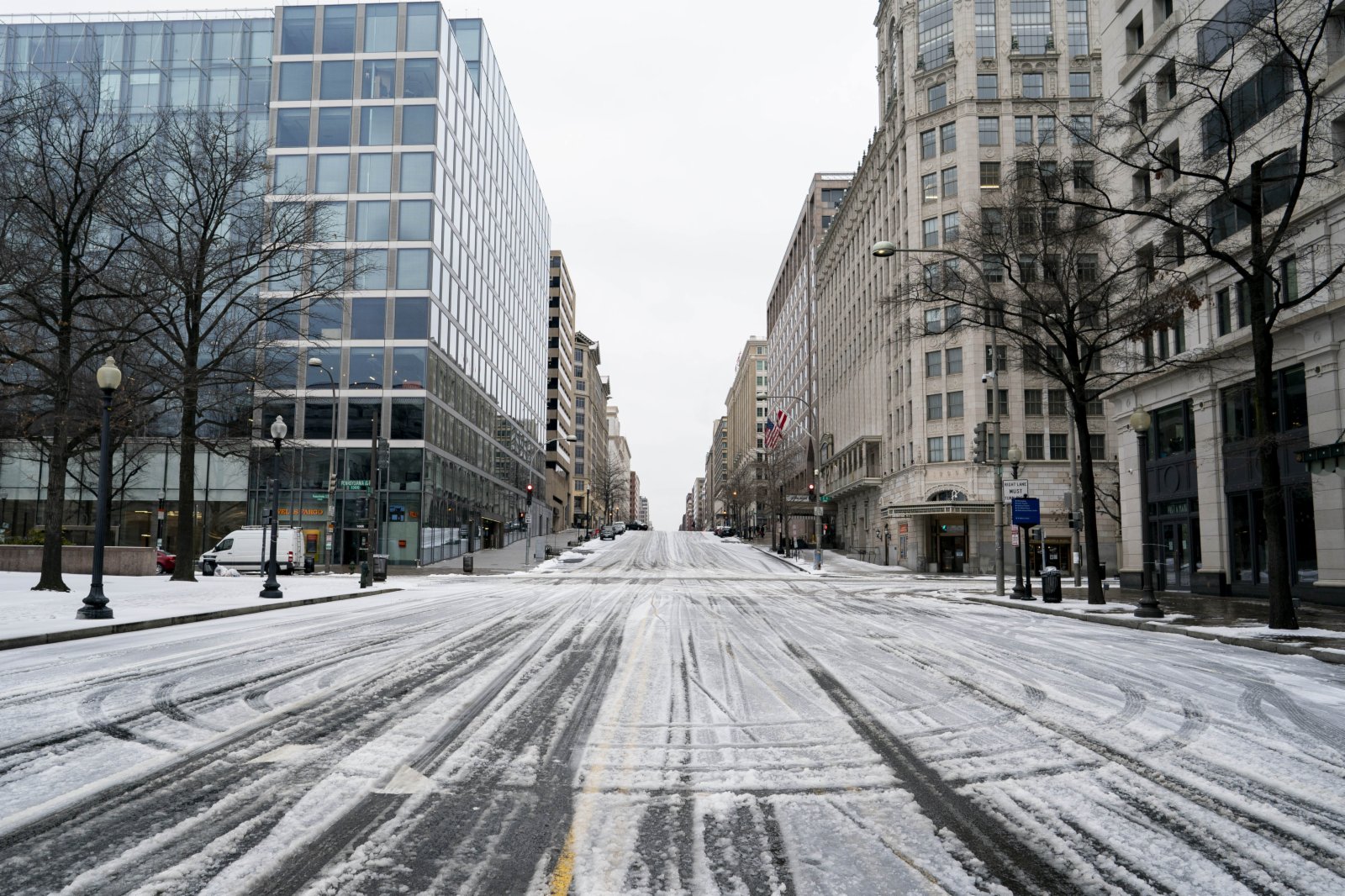 2月18日，美國華盛頓一處道路被積雪覆蓋。當日，美國部分地區遭遇風雪天氣。（新華社）