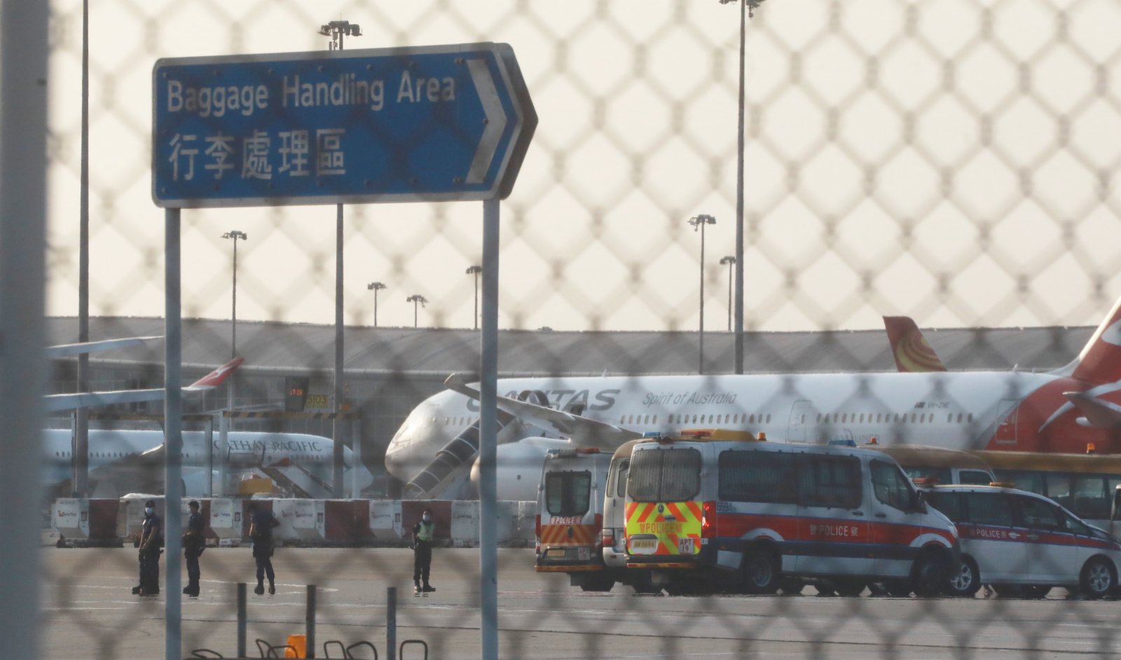 首批100萬劑科興疫苗今日（19日）下午5時30分運抵香港國際機場。下午約5時35分，國泰專機泊抵停機坪，運輸人員隨即轉移疫苗。（香港文匯報記者 攝）