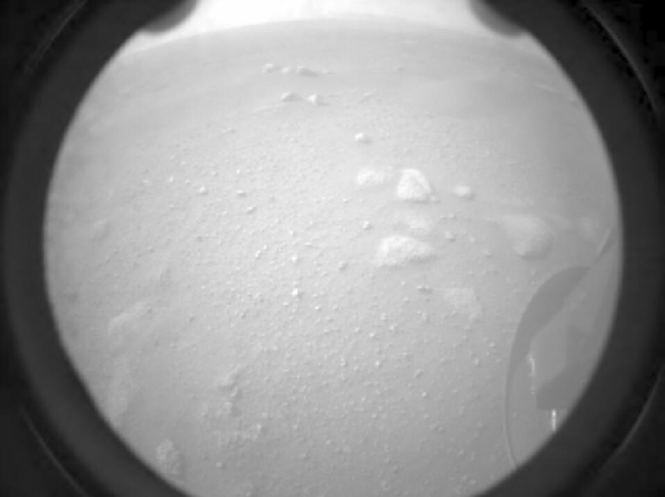 「毅力」號將在火星停留兩年，還會發放無人直升機「小機靈」號協助探索，採集火星地表岩石和泥土樣本，尋找火星是否曾有生命跡象。（新華社）