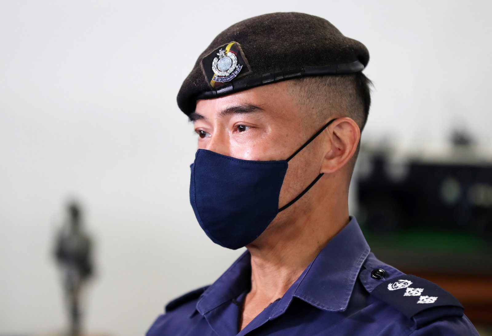 香港警務處警察機動部隊總部校長陳健國接受採訪。（新華社）