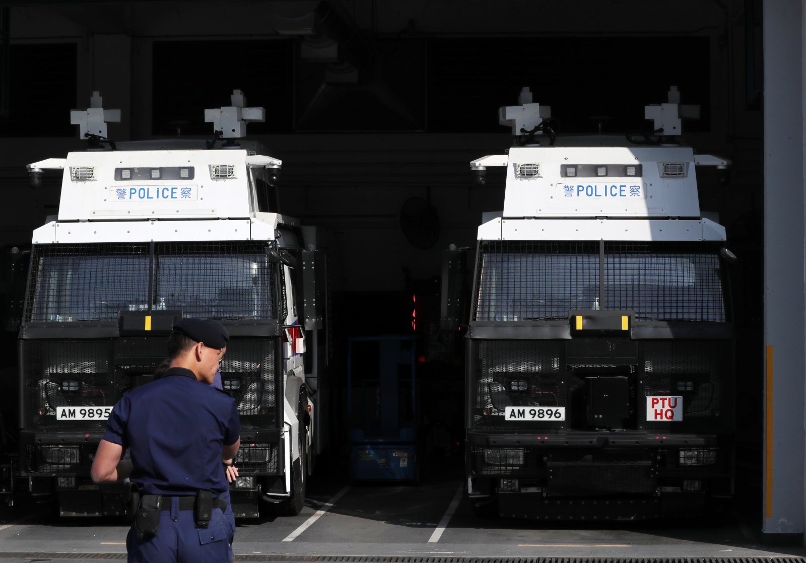 在香港警務處警察機動部隊總部，警車待命。（新華社）