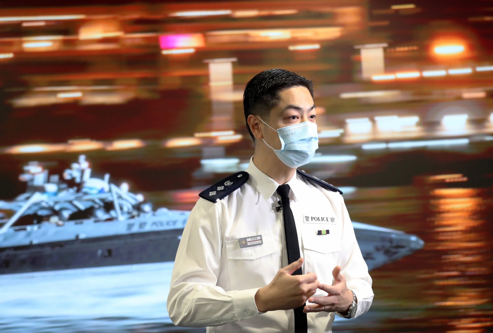 香港警務處公共關係科總警司郭嘉銓接受採訪。（新華社）