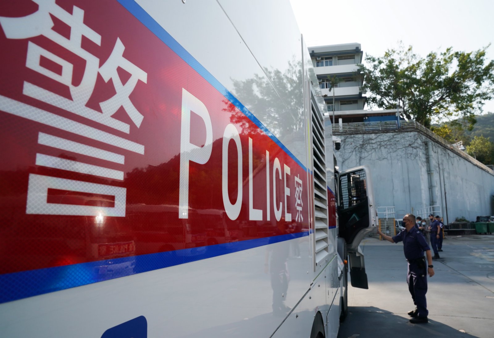 在香港警務處警察機動部隊總部，警車待命。（新華社）