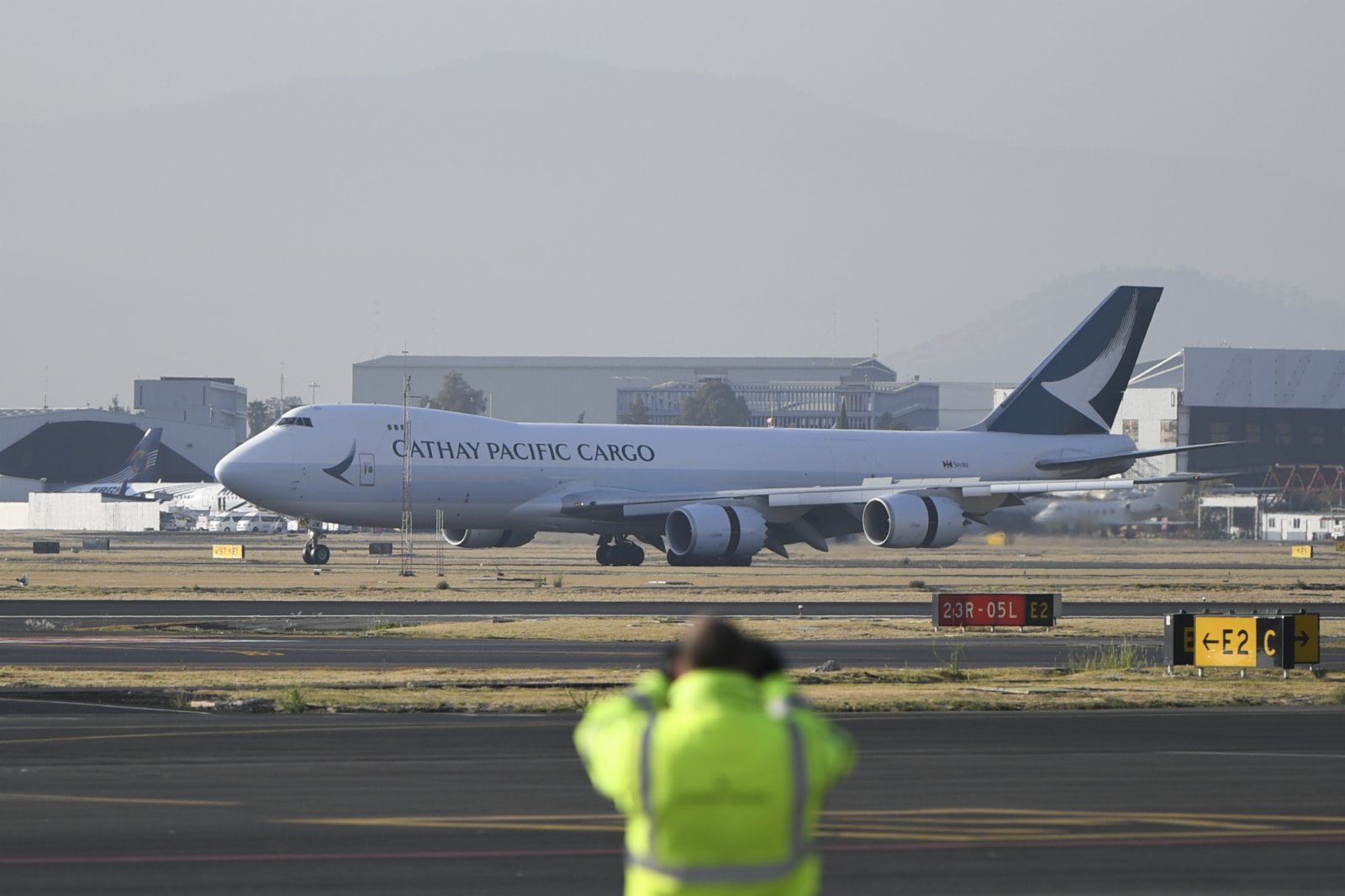 載有中國科興新冠疫苗的飛機抵達墨西哥首都墨西哥城國際機場。
