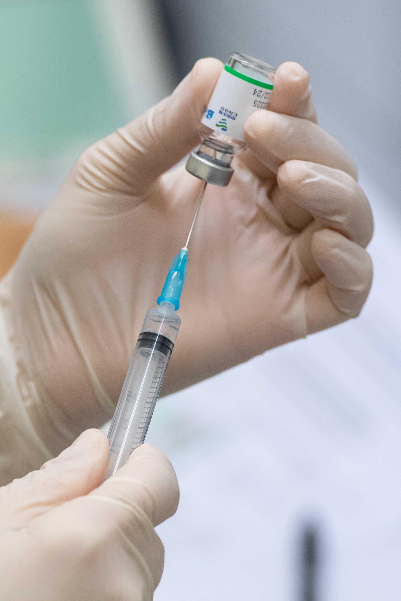 澳門黑沙環衞生中心醫護人員準備注射新冠疫苗。