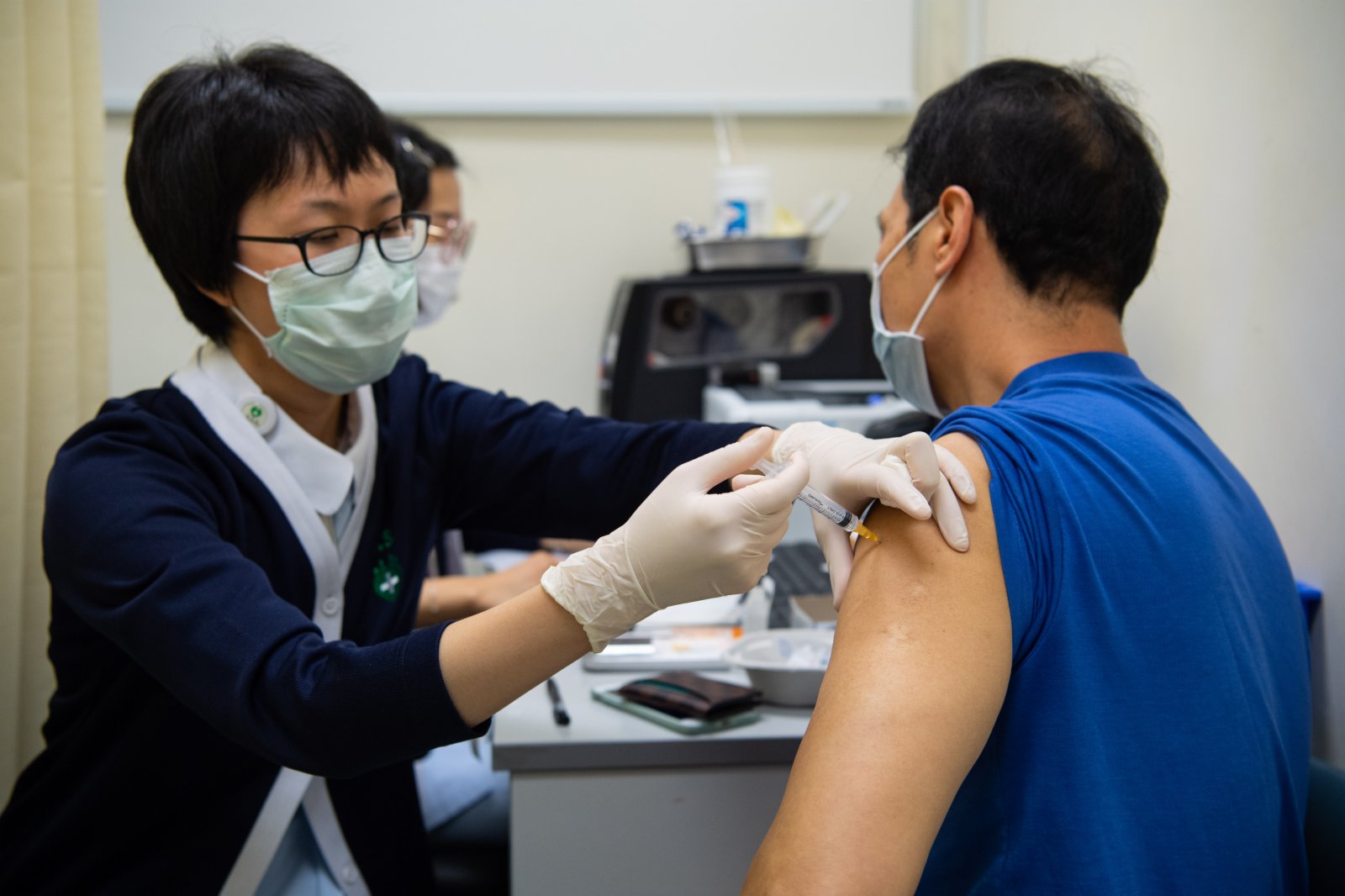 市民在澳門黑沙環衞生中心接種新冠疫苗。