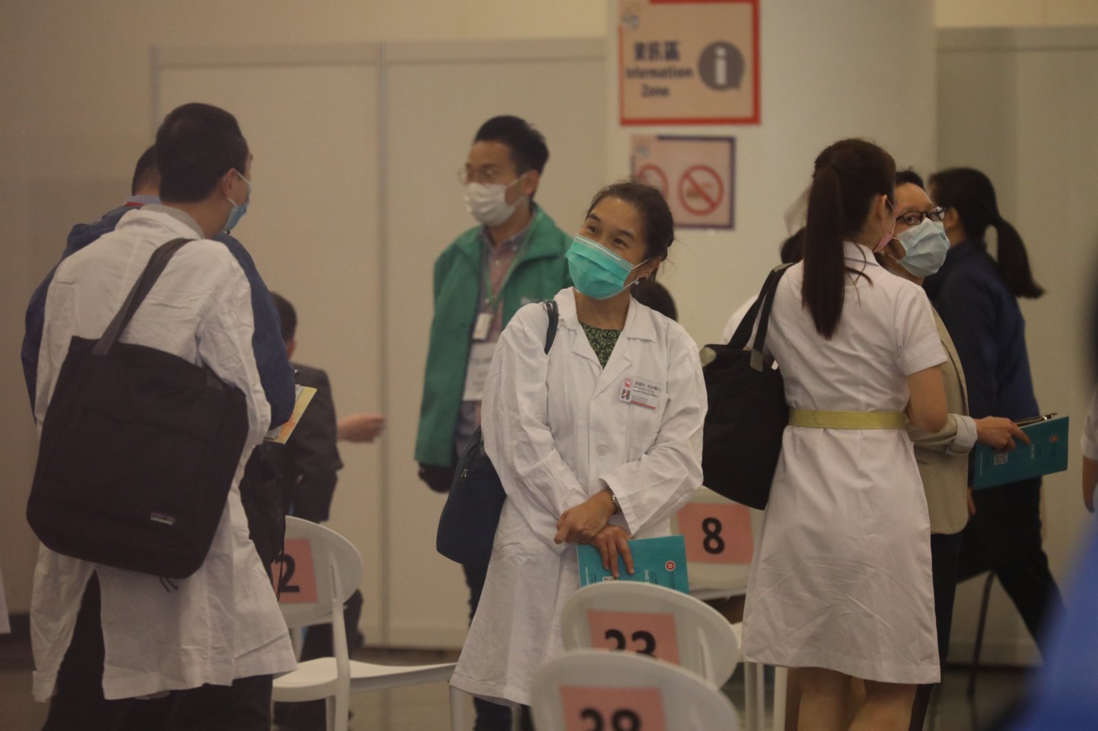 約二百名屬優先接種組別的人士今日（23日）上午十一時至下午一時及下午三時至五時，將率先在設於香港中央圖書館展覽館的社區疫苗接種中心接種新冠疫苗，以呼籲其他優先接種組別人士及早接種疫苗。

這些人士包括醫護人員、安老院舍員工、維持必要公共服務人員、跨境運輸工作人員等。（大公文匯全媒體記者攝）