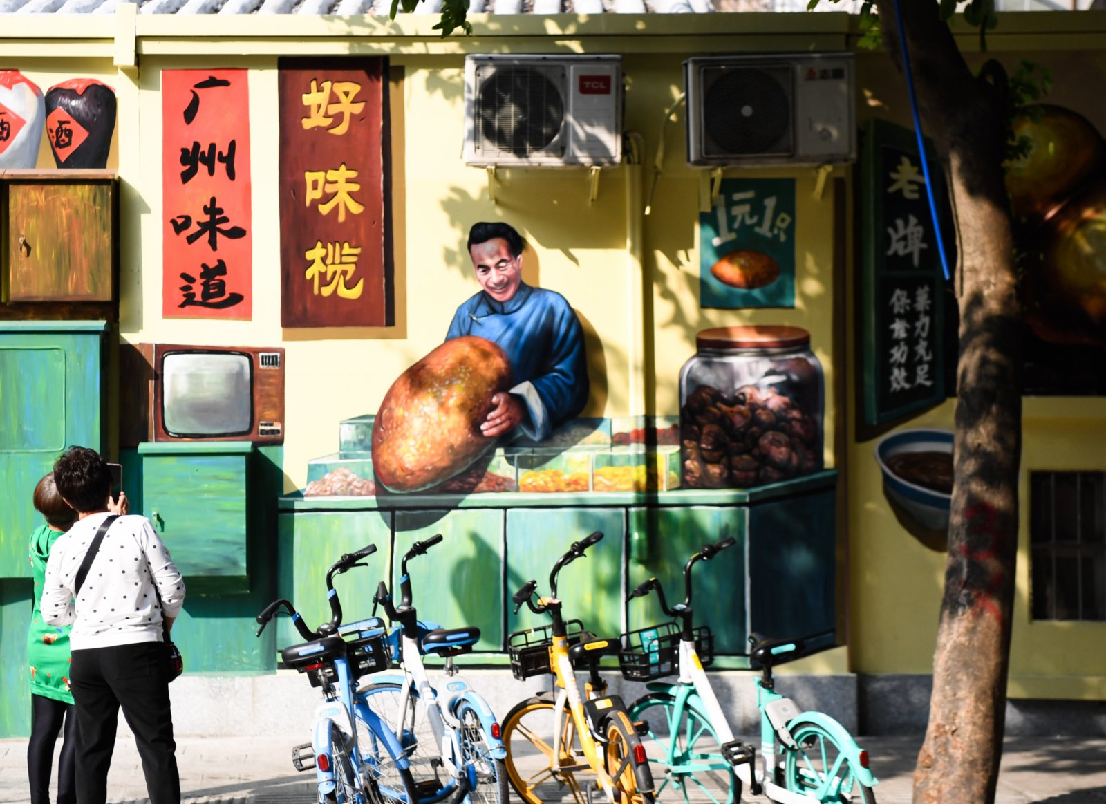 2月23日，市民在廣州越秀區府學西街的一處塗鴉牆拍照留念。（新華社）