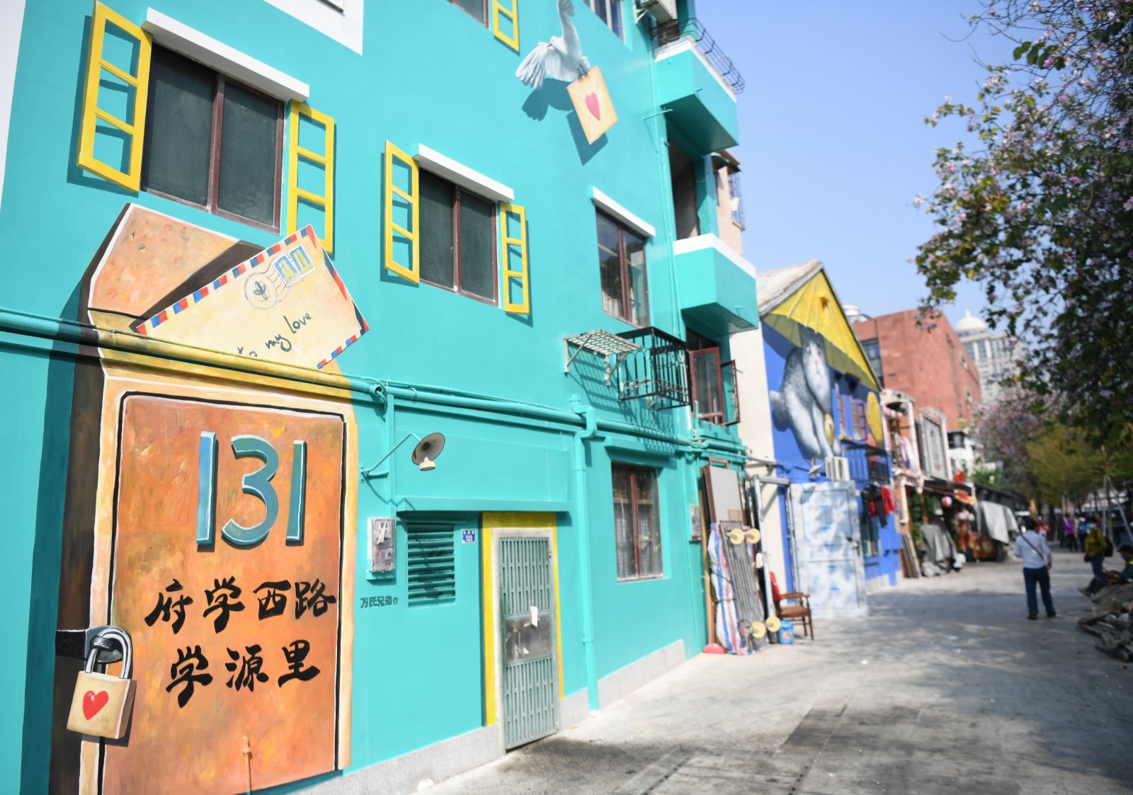 2月23日，市民在廣州越秀區府學西街的一處塗鴉牆拍照留念。（新華社）
