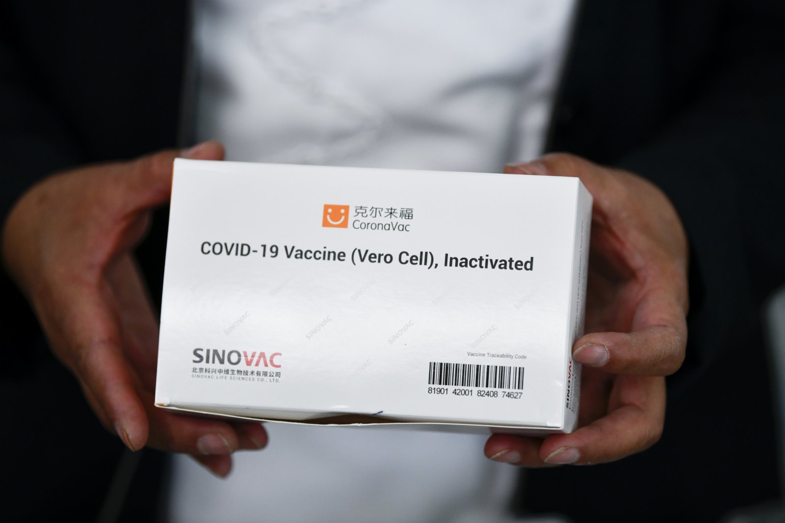 2月22日，在墨西哥埃卡特佩克，醫務人員展示中國科興新冠疫苗。（新華社）