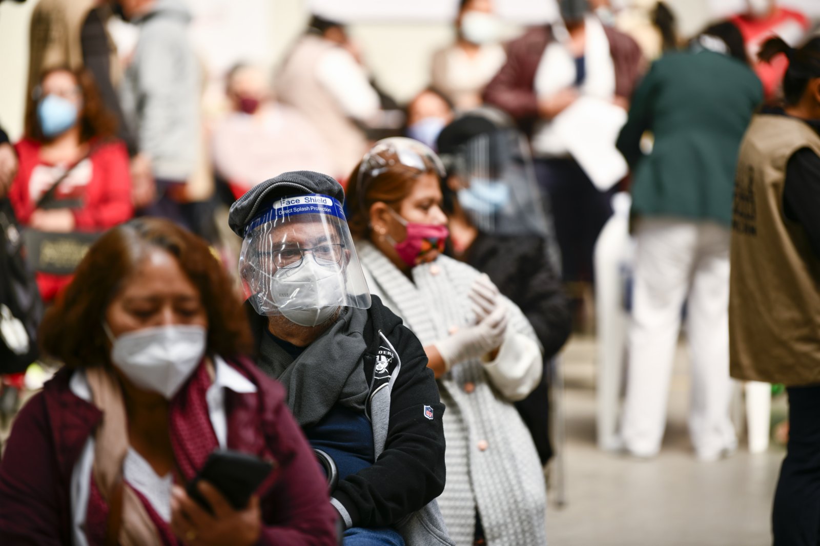 2月22日，在墨西哥埃卡特佩克，人們等待接種中國科興新冠疫苗。（新華社）
