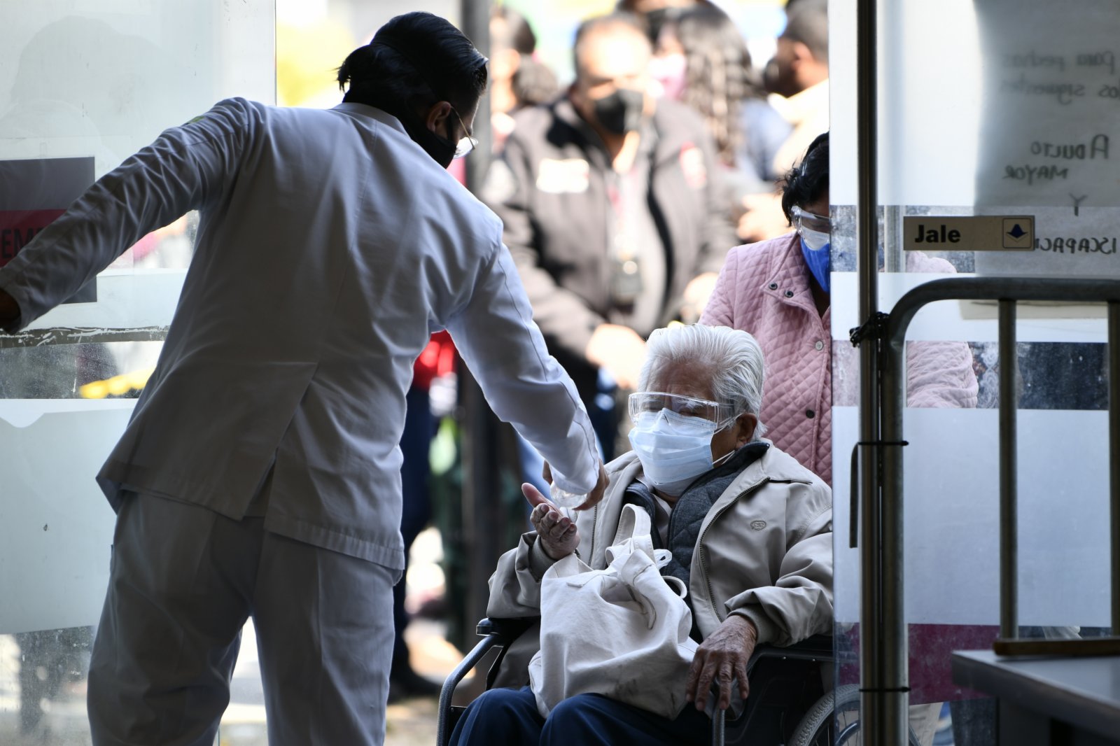 2月22日，一名老年人進入墨西哥埃卡特佩克的接種中心，等待接種中國科興新冠疫苗。（新華社）