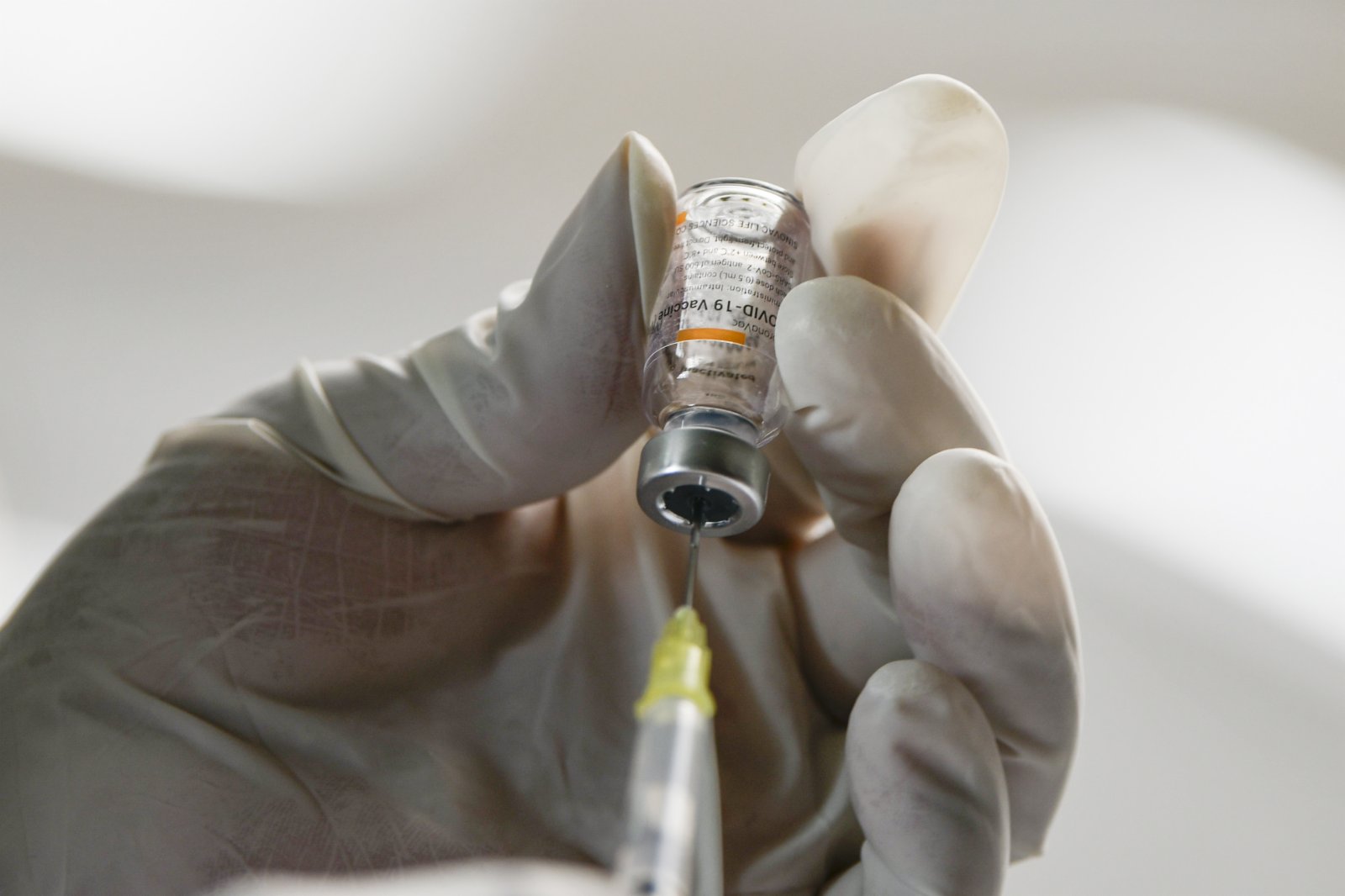 2月22日，在墨西哥埃卡特佩克，醫務人員進行新冠疫苗接種的准備工作。（新華社）