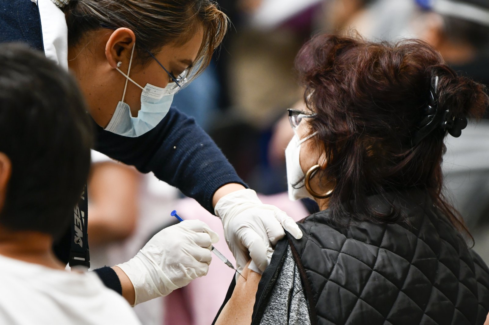 2月22日，在墨西哥埃卡特佩克，醫務人員為一名老年人接種中國科興新冠疫苗。（新華社）