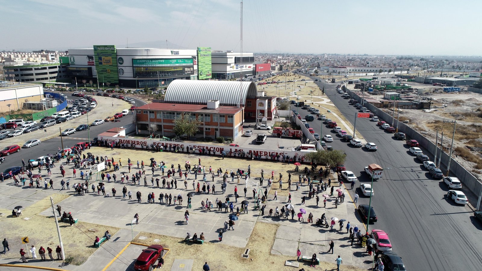 2月22日，民眾在墨西哥埃卡特佩克的接種中心外排隊等待接種中國科興新冠疫苗（無人機照片）。（新華社）