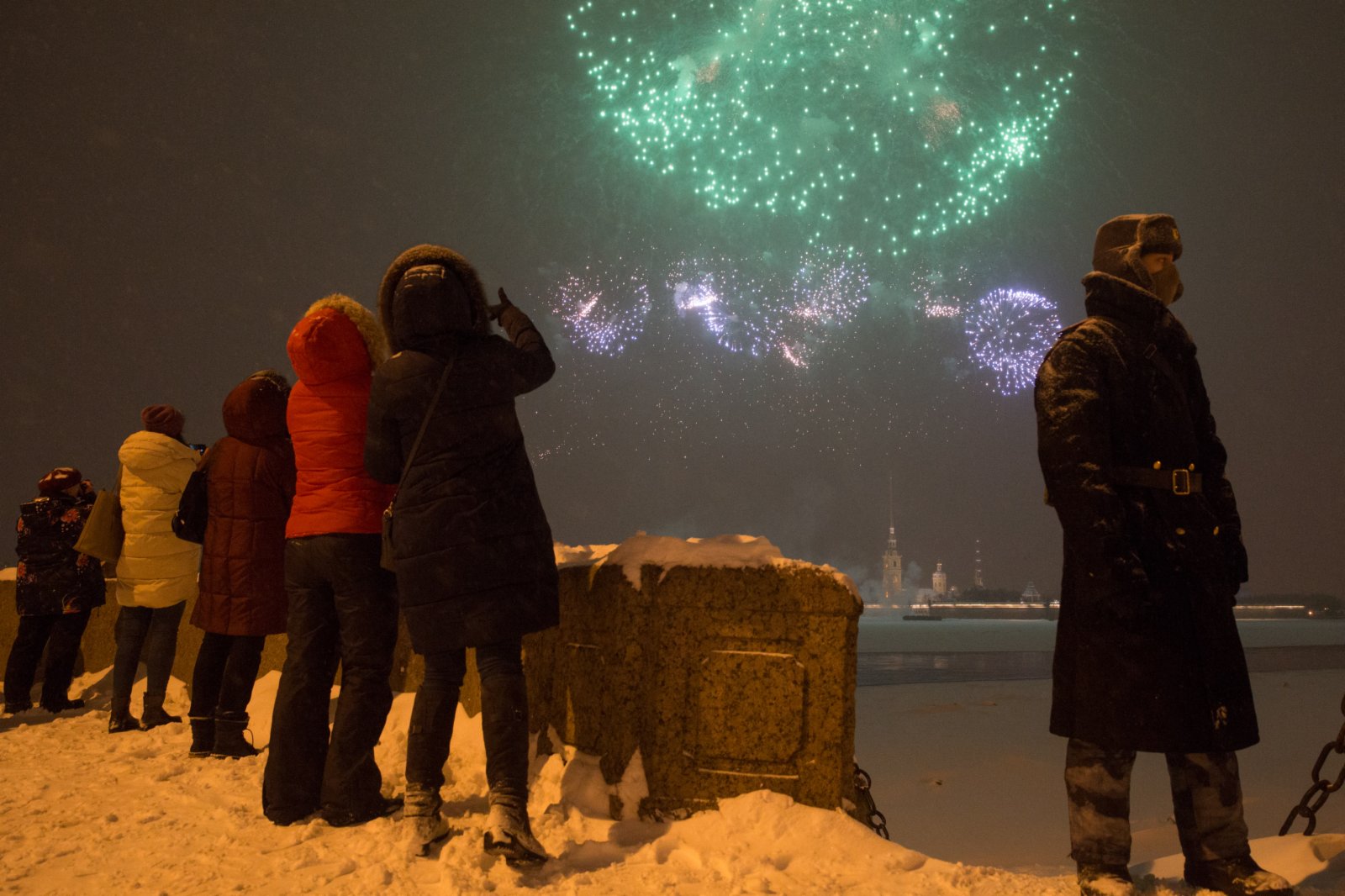 2月23日，俄羅斯聖彼得堡彼得堡羅要塞上空燃起煙花。
當晚，俄羅斯聖彼得堡燃放煙花慶祝祖國保衛者日。（新華社）