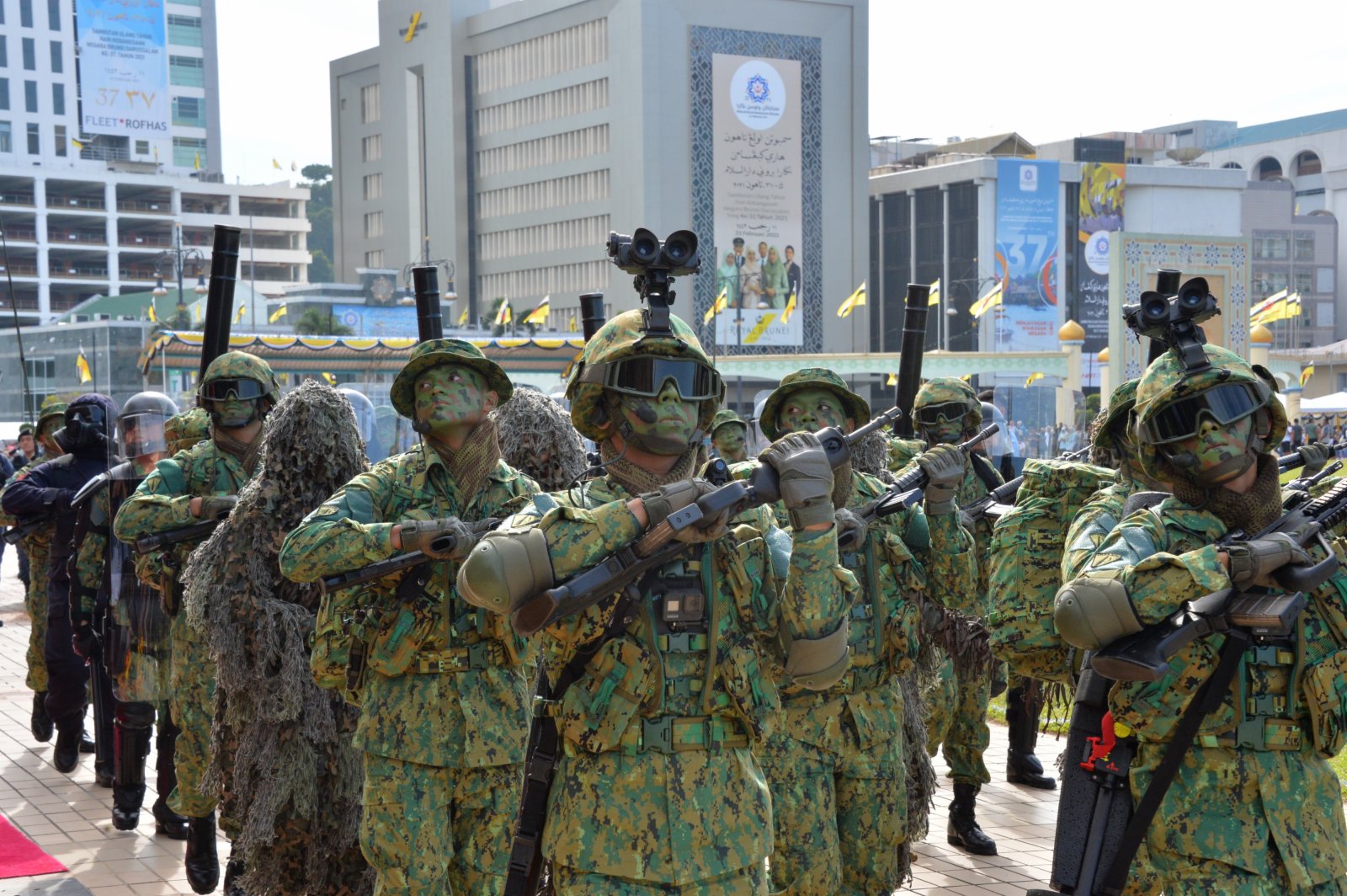 這是2月23日在文萊首都斯里巴加灣市中心賽福鼎廣場拍攝的閱兵遊行慶祝活動現場。（新華社）