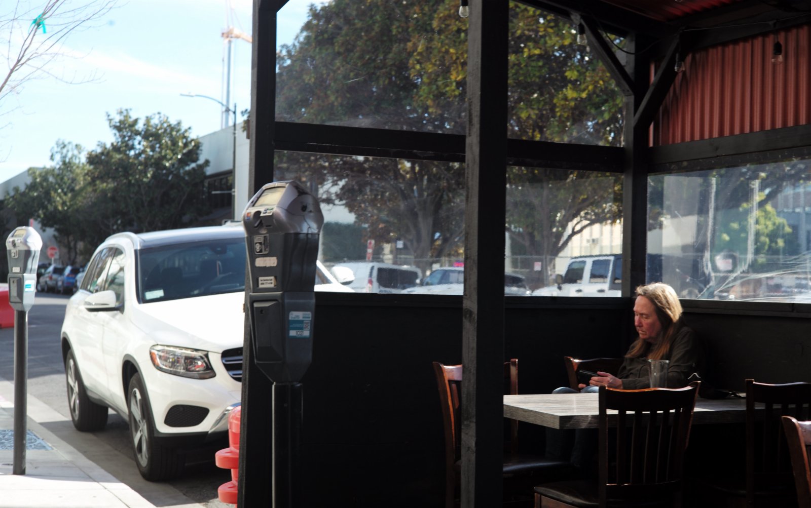 2月25日，在美國加利福尼亞州北部小城伯靈格姆商業街，餐館的桌子擺在馬路上，佔據了路邊停車位。（新華社）