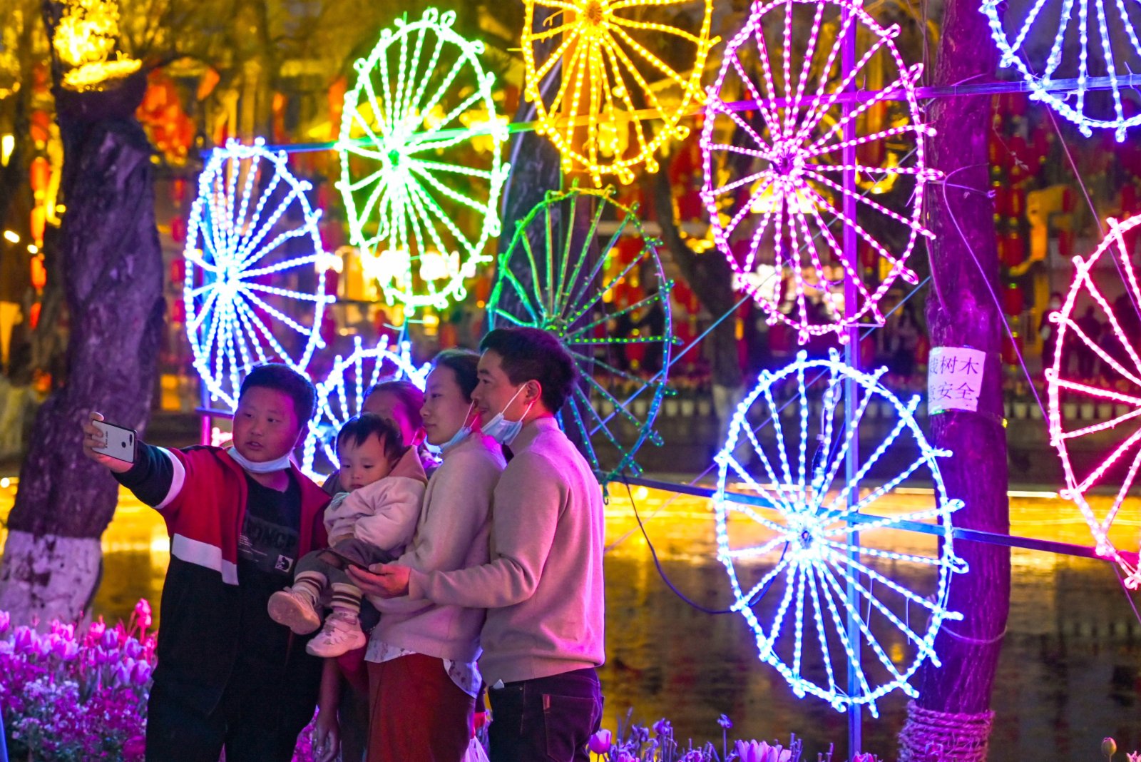 2月26日，遊客在雲南昆明大觀公園觀賞綵燈。新華社
