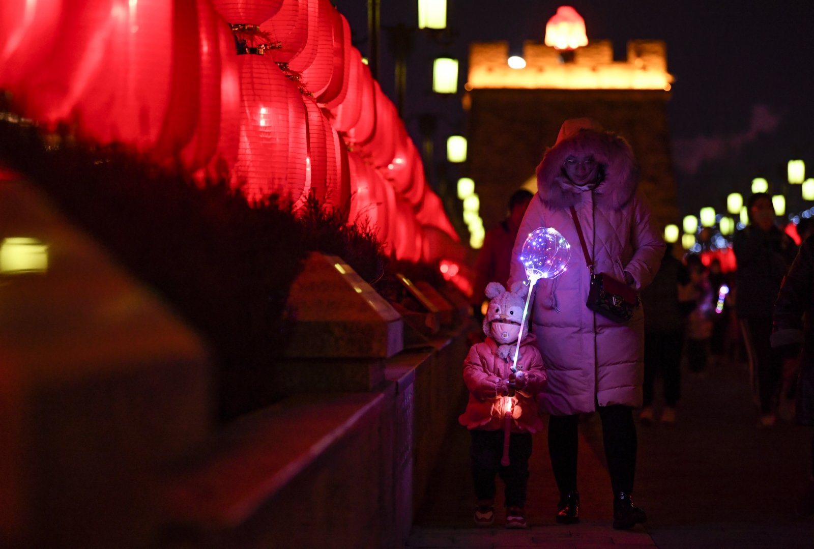 2月26日，人們在寧夏鹽池縣九曲民俗文化園龍門燈陣遊覽。新華社