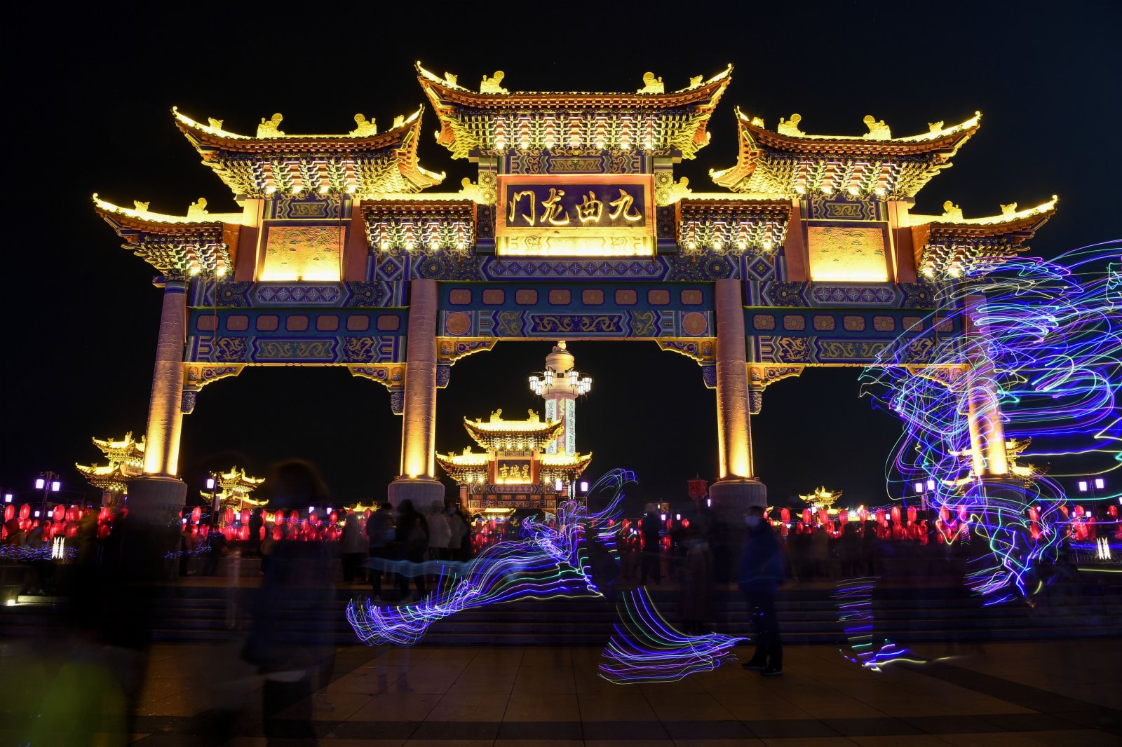 2月26日，人們在寧夏鹽池縣九曲民俗文化園龍門燈陣遊覽。新華社