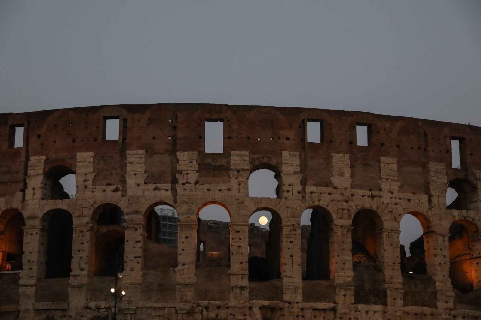 2月26日，意大利首都羅馬鬥獸場上升起一輪明月。新華社