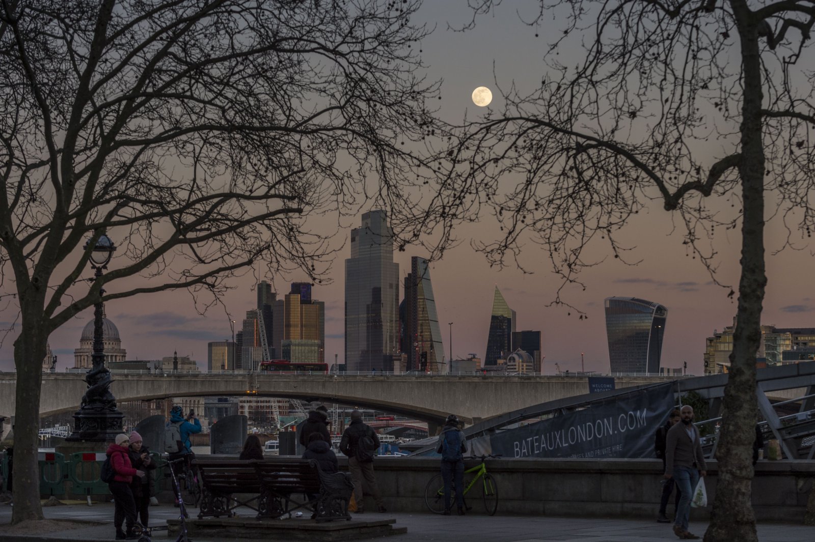這是2月26日在英國倫敦拍攝的金融城上空的圓月。新華社