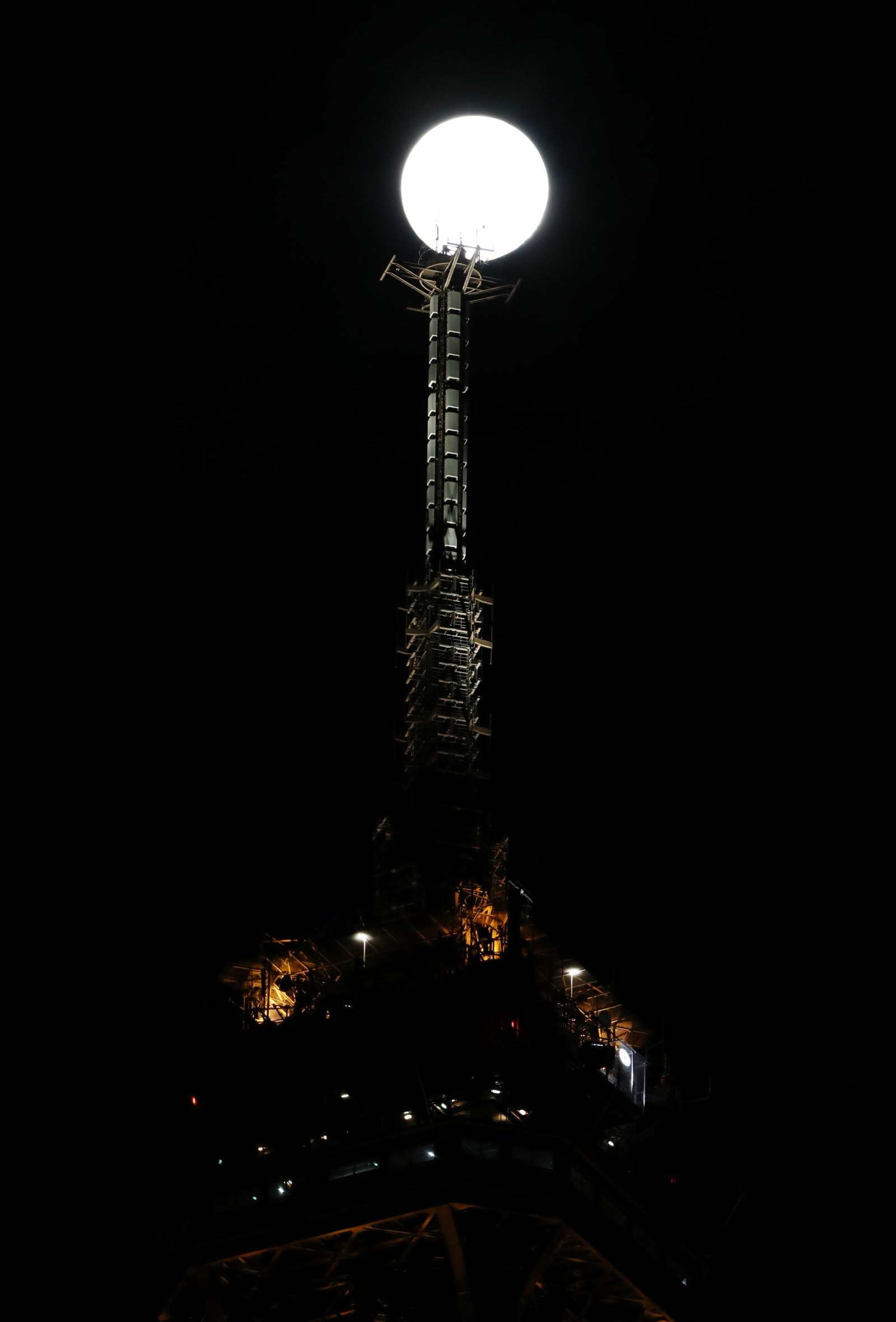 2月26日，一輪明月在法國巴黎埃菲爾鐵塔附近升起。新華社