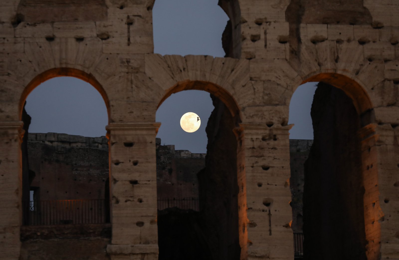  2月26日，意大利首都羅馬鬥獸場上升起一輪明月。新華社