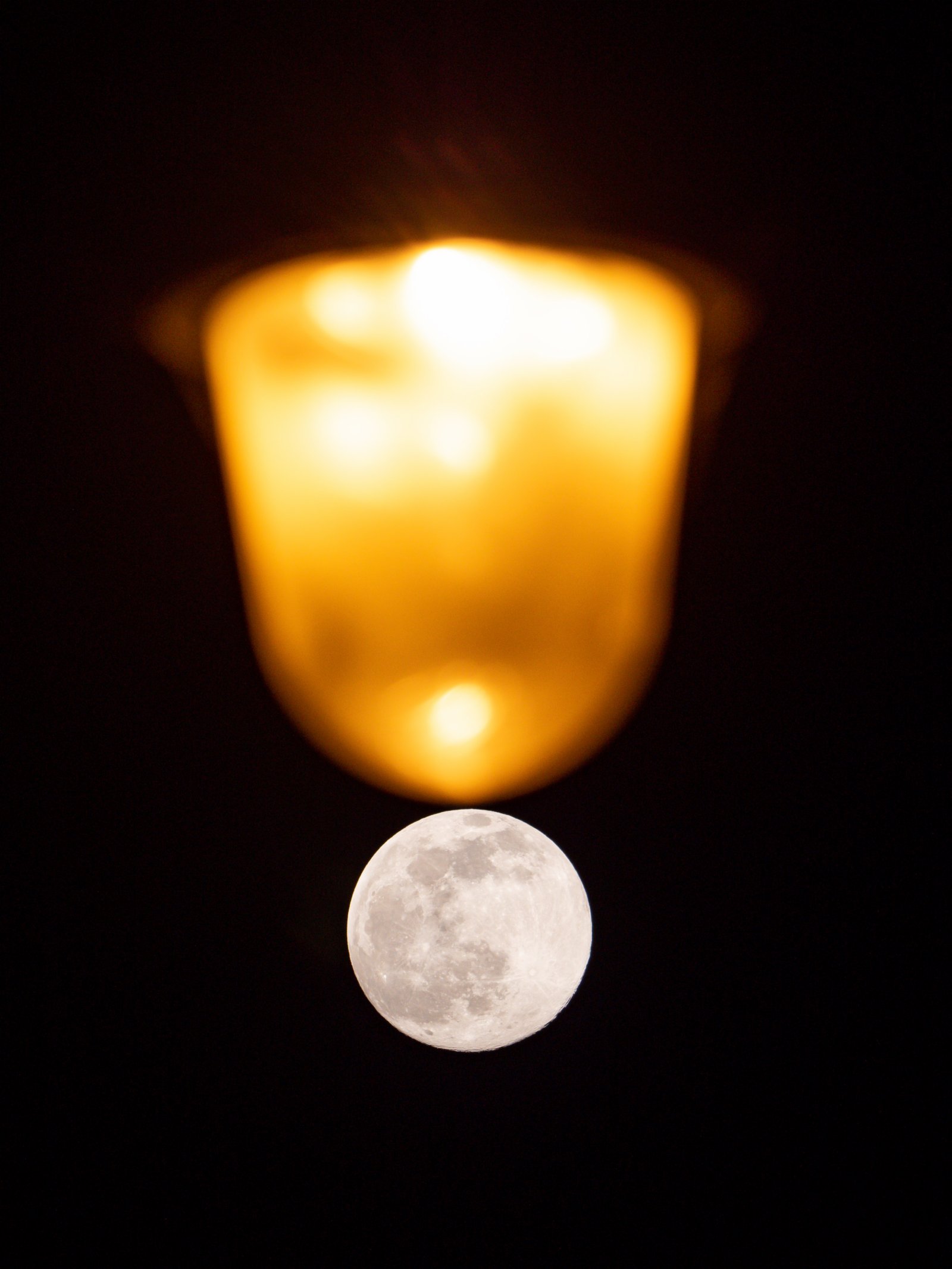 2月26日，在比利時布魯塞爾，一輪圓月與街燈相映成趣。新華社