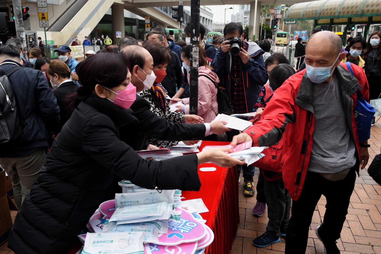 2月27日，香港廣東社團總會舉行「齊打疫苗 護己護人 盡快通關 重振經濟」宣傳活動，呼籲更多市民盡早接種疫苗，並為市民派發防疫物資。香港中通社圖片