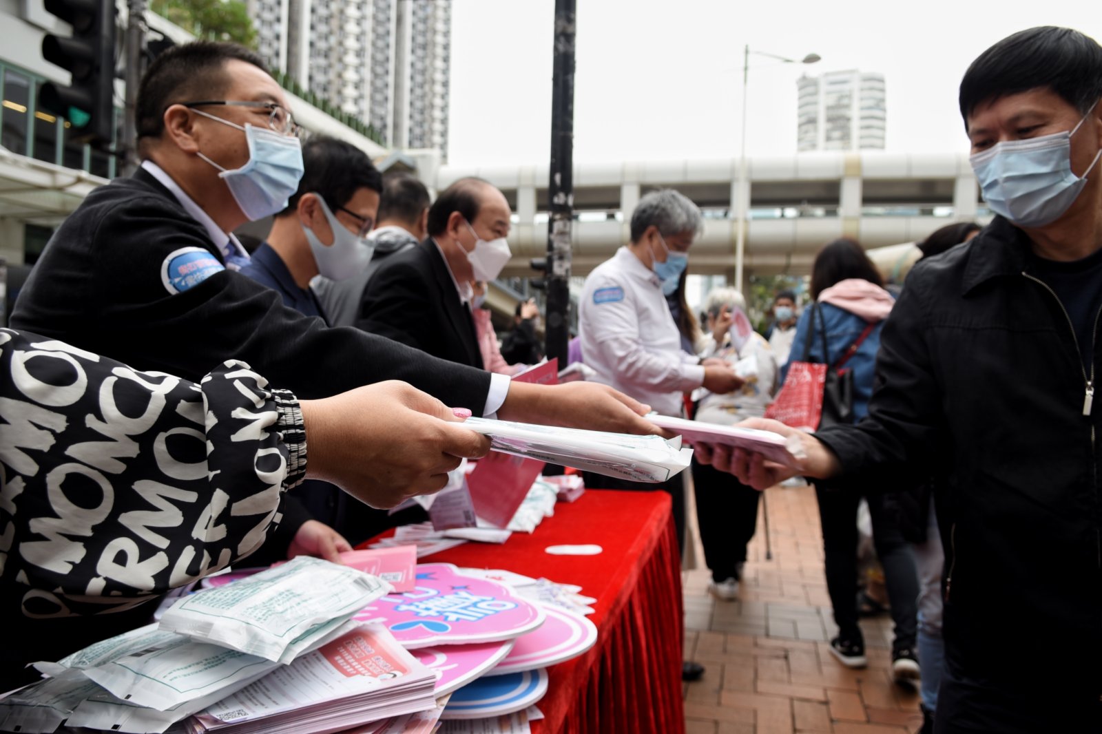 2月27日，香港廣東社團總會舉行「齊打疫苗 護己護人 盡快通關 重振經濟」宣傳活動，呼籲更多市民盡早接種疫苗，並為市民派發防疫物資。香港中通社圖片