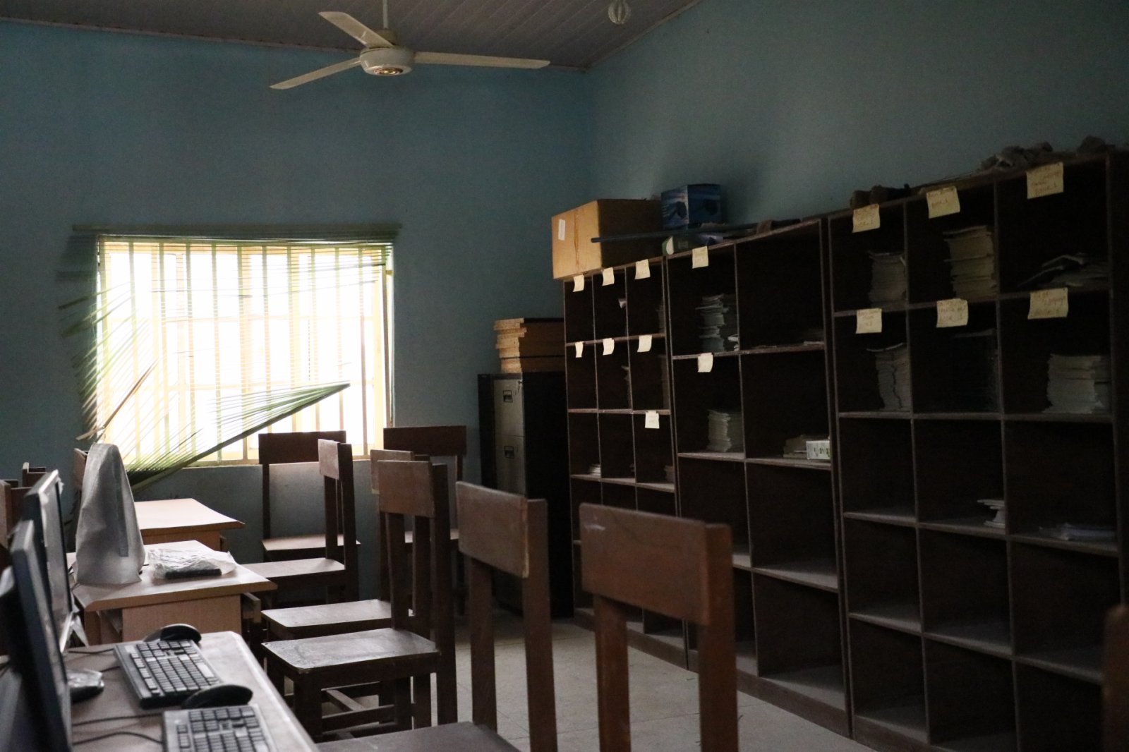 尼日利亞警方26日證實，尼西北部扎姆法拉州一女子中學當天遭到一夥不明身份武裝分子襲擊，共有317名學生被綁架。這是2月26日在尼日利亞扎姆法拉州塔拉塔馬法拉區拍攝的遭襲學校教室。（新華社）