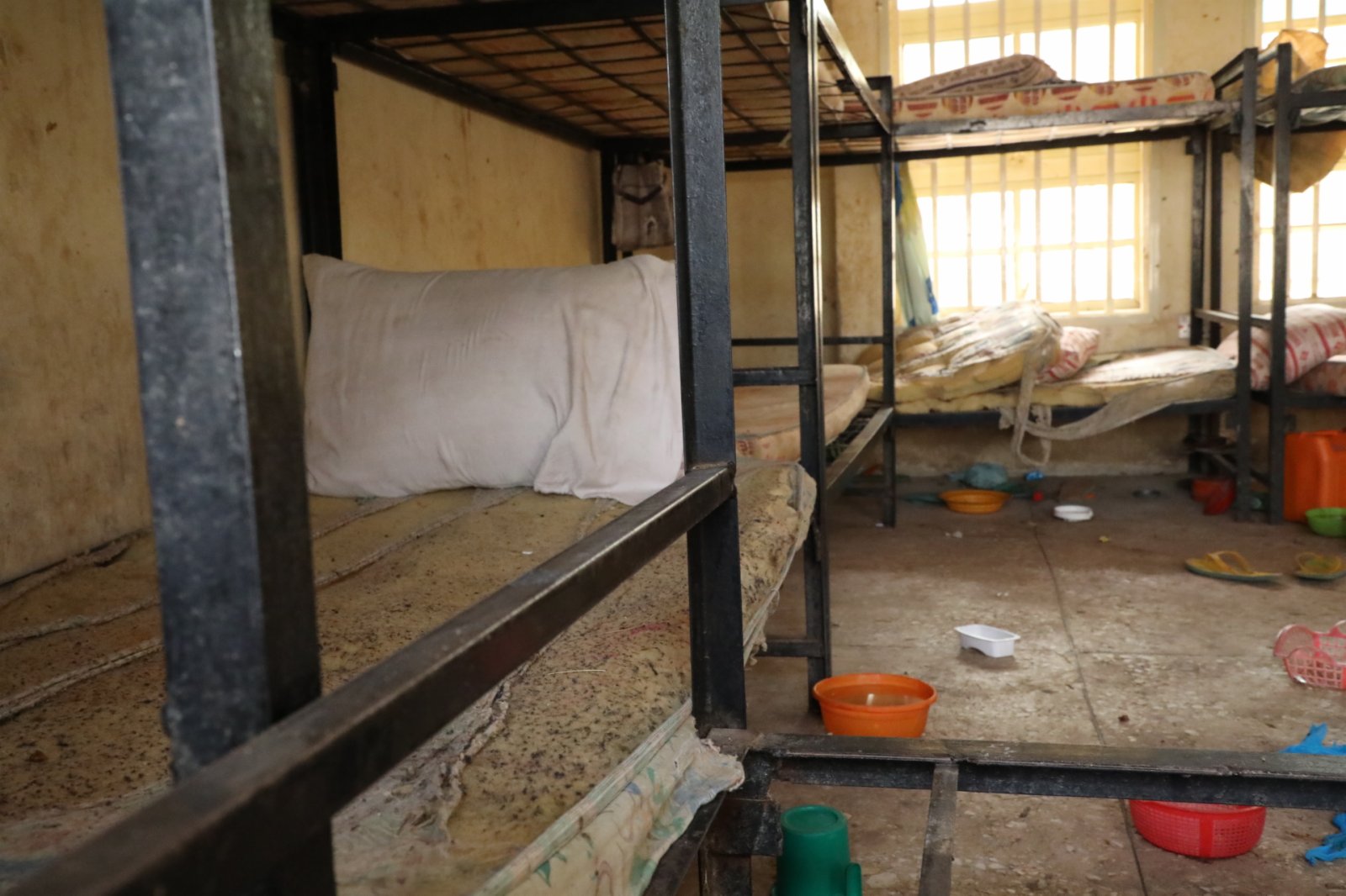 尼日利亞警方26日證實，尼西北部扎姆法拉州一女子中學當天遭到一夥不明身份武裝分子襲擊，共有317名學生被綁架。這是2月26日在尼日利亞扎姆法拉州塔拉塔馬法拉區拍攝的遭襲學校的學生宿舍。（新華社）