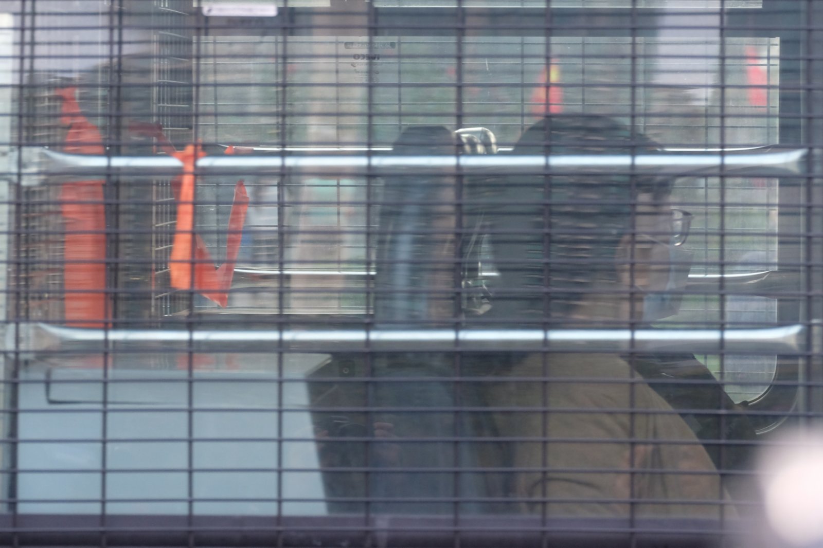 毛孟靜今早由警方押解至西九龍裁判法院提堂。（大公文匯全媒體記者麥鈞傑攝）