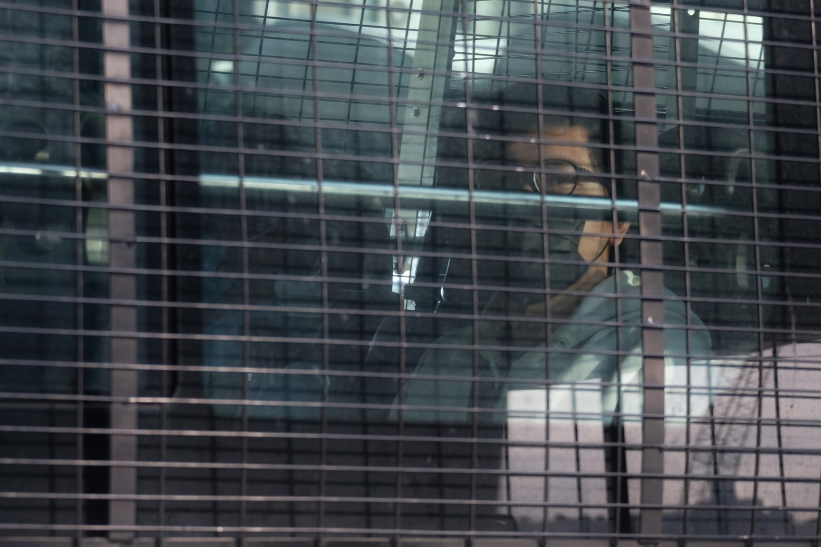 張可森今早由警方押解至西九龍裁判法院提堂。（大公文匯全媒體記者麥鈞傑攝）