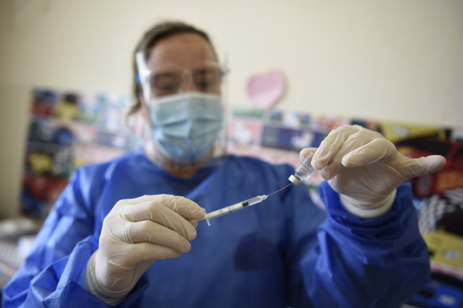 3月1日，醫務工作者在烏拉圭蒙得維的亞準備注射中國科興新冠疫苗。