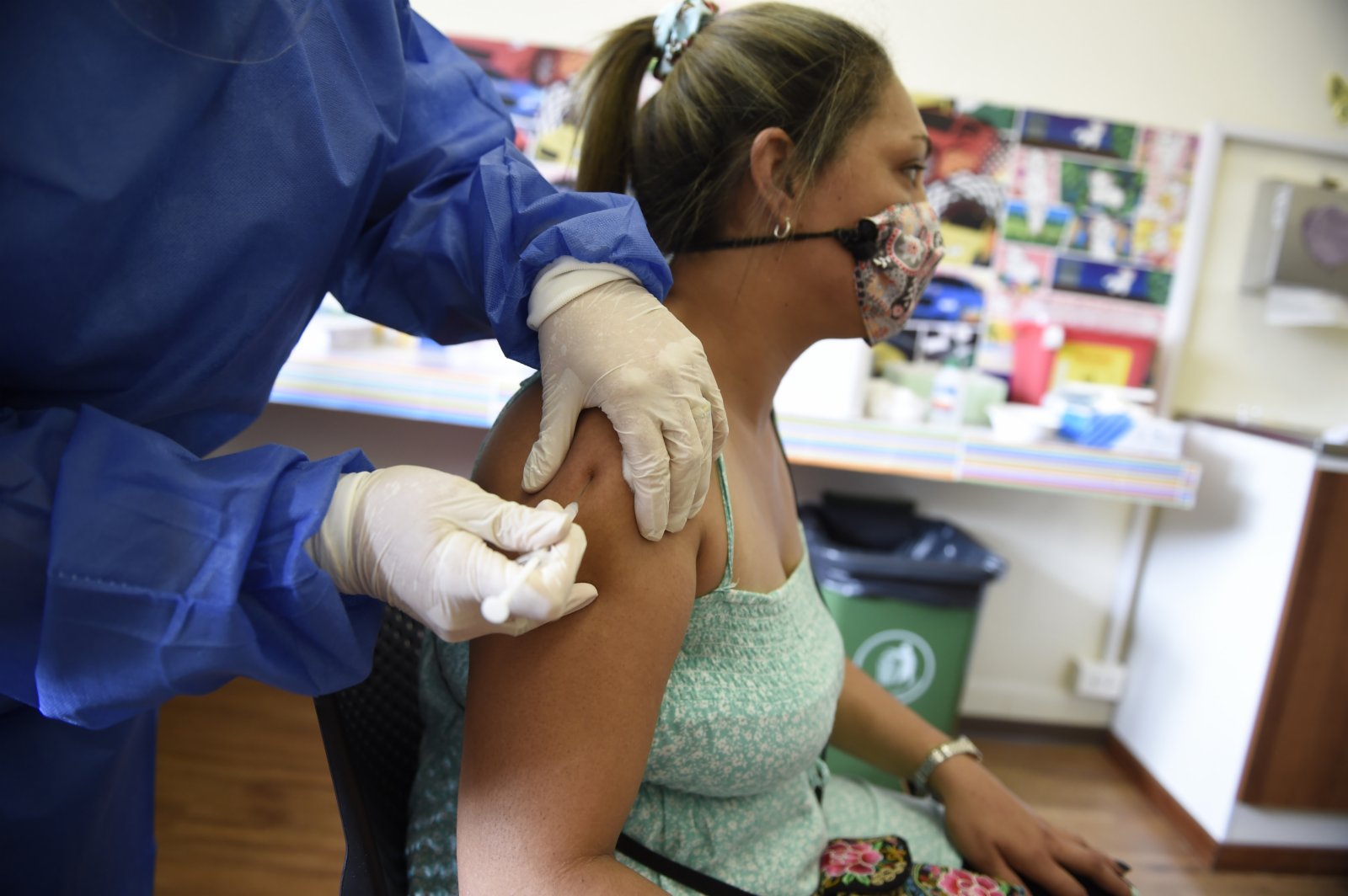3月1日，醫務工作者在烏拉圭蒙得維的亞為一名女子注射中國科興新冠疫苗。