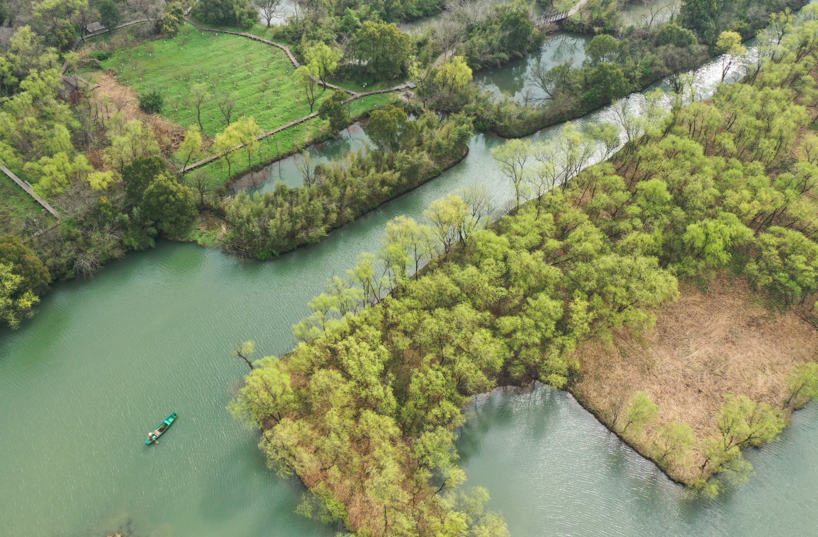 3月2日，遊船行駛在西溪濕地水道上（無人機照片）。（新華社）