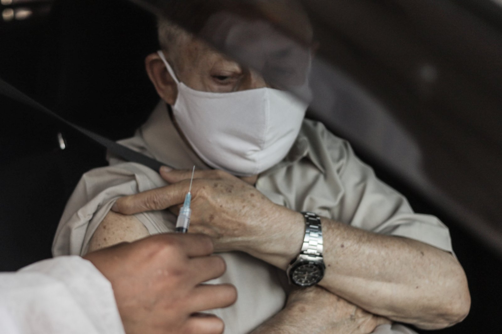 3月2日，醫護人員在巴西聖保羅莫倫比體育場為一名老年人接種新冠疫苗。（新華社）
   